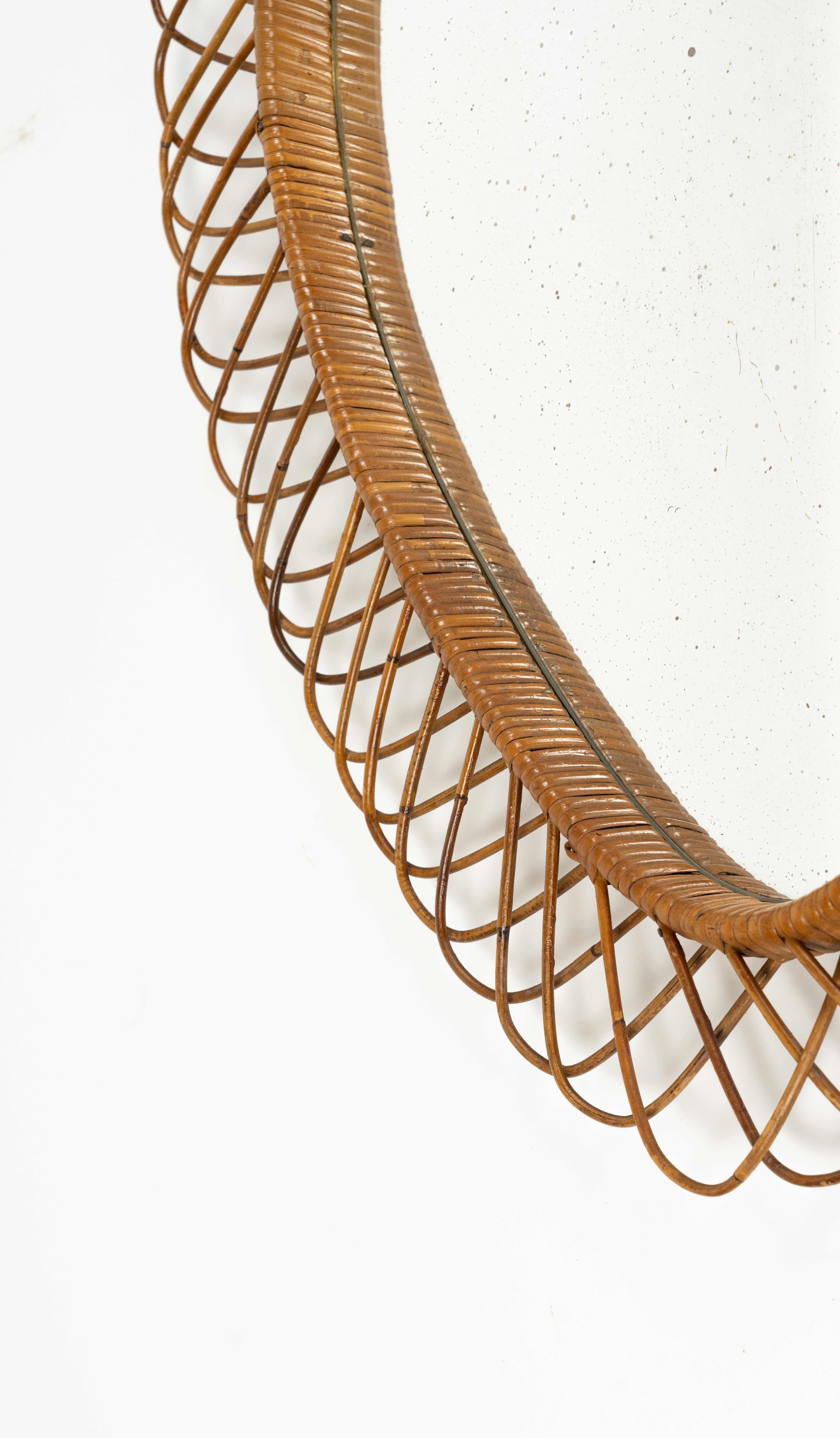 Metà XX secolo Specchio da parete ovale in vimini e rattan del Medioevo, Italia 1960 in vendita
