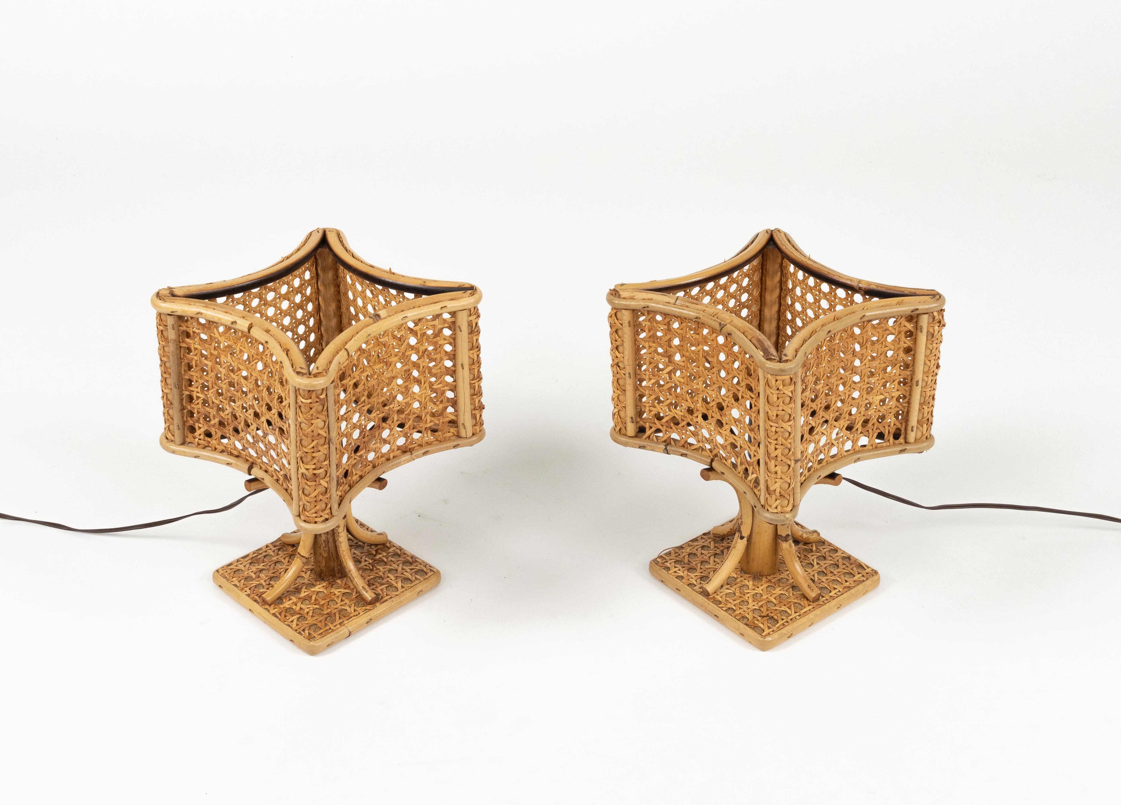 Midcentury amazing pair of table lamp in curved rattan, bamboo and wicker in the style of Louis Sognot.

Made in Italy in the 1960s.

Louis Sognot was a French designer best known for his elegant furniture made from a combination of rattan and wood.