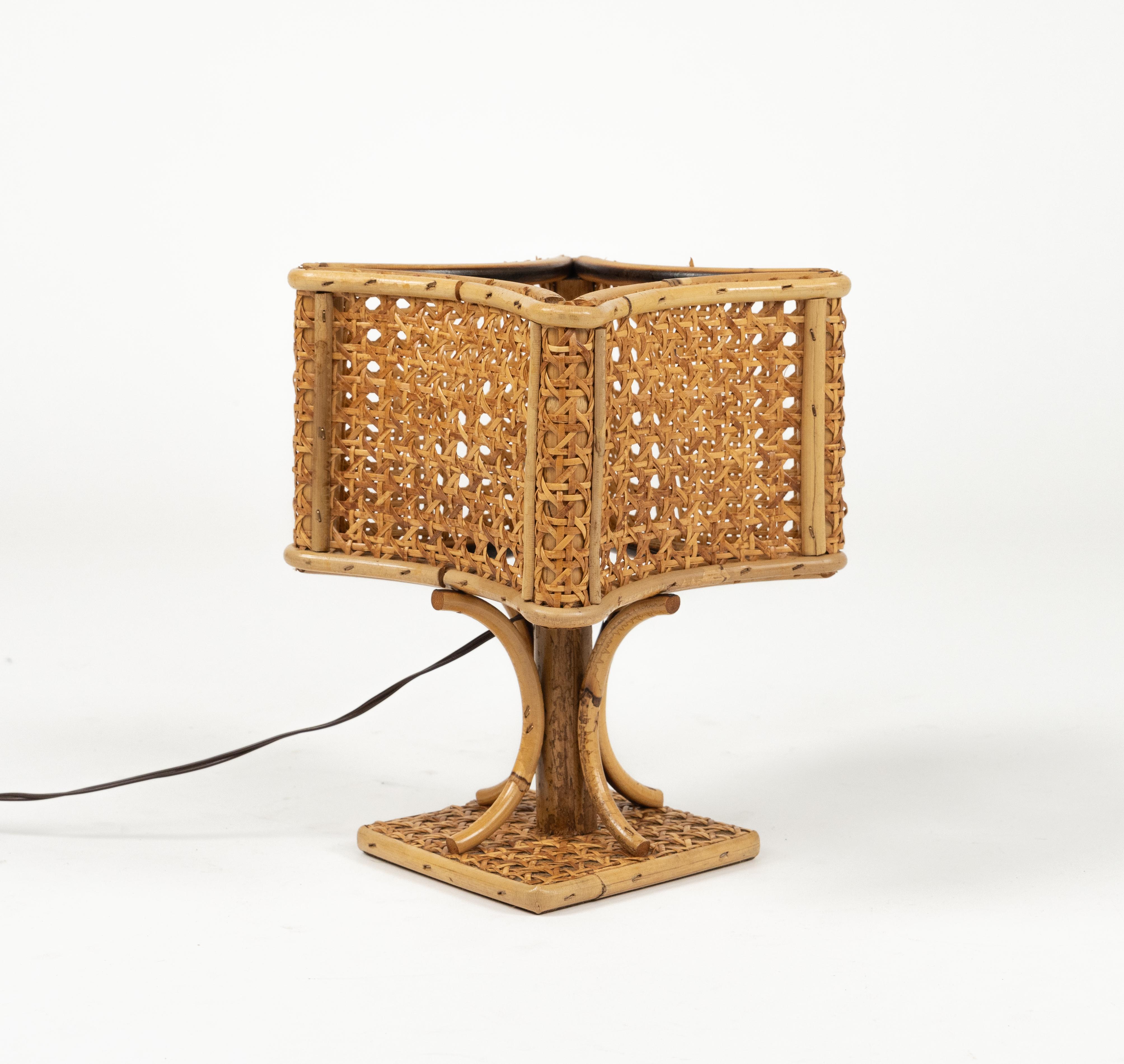 Midcentury Rattan and Wicker Pair of Table Lamps Louis Sognot Style, Italy 1960s In Good Condition For Sale In Rome, IT
