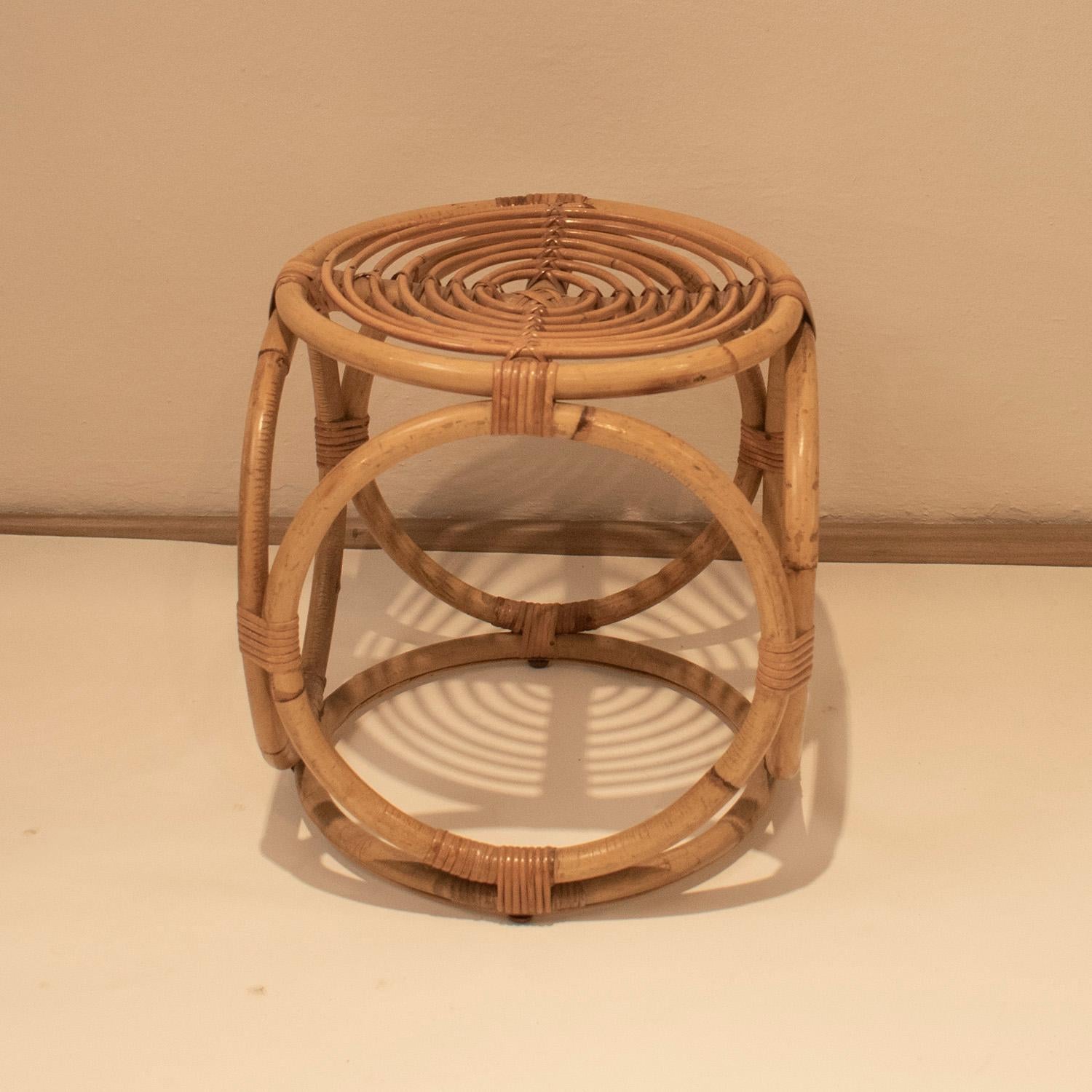 Rattan und Korbgeflecht Runder Hocker aus der Mitte des Jahrhunderts, Spanien, 1970er Jahre (Moderne der Mitte des Jahrhunderts) im Angebot