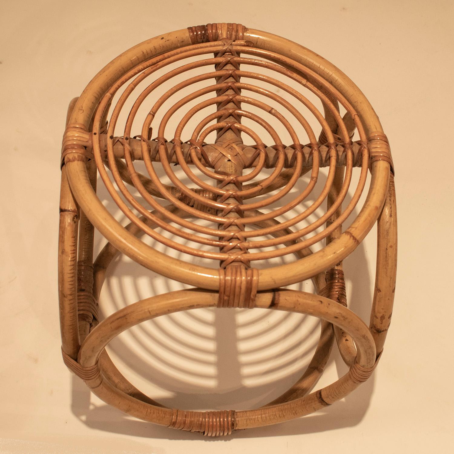Rattan und Korbgeflecht Runder Hocker aus der Mitte des Jahrhunderts, Spanien, 1970er Jahre (Spanisch) im Angebot