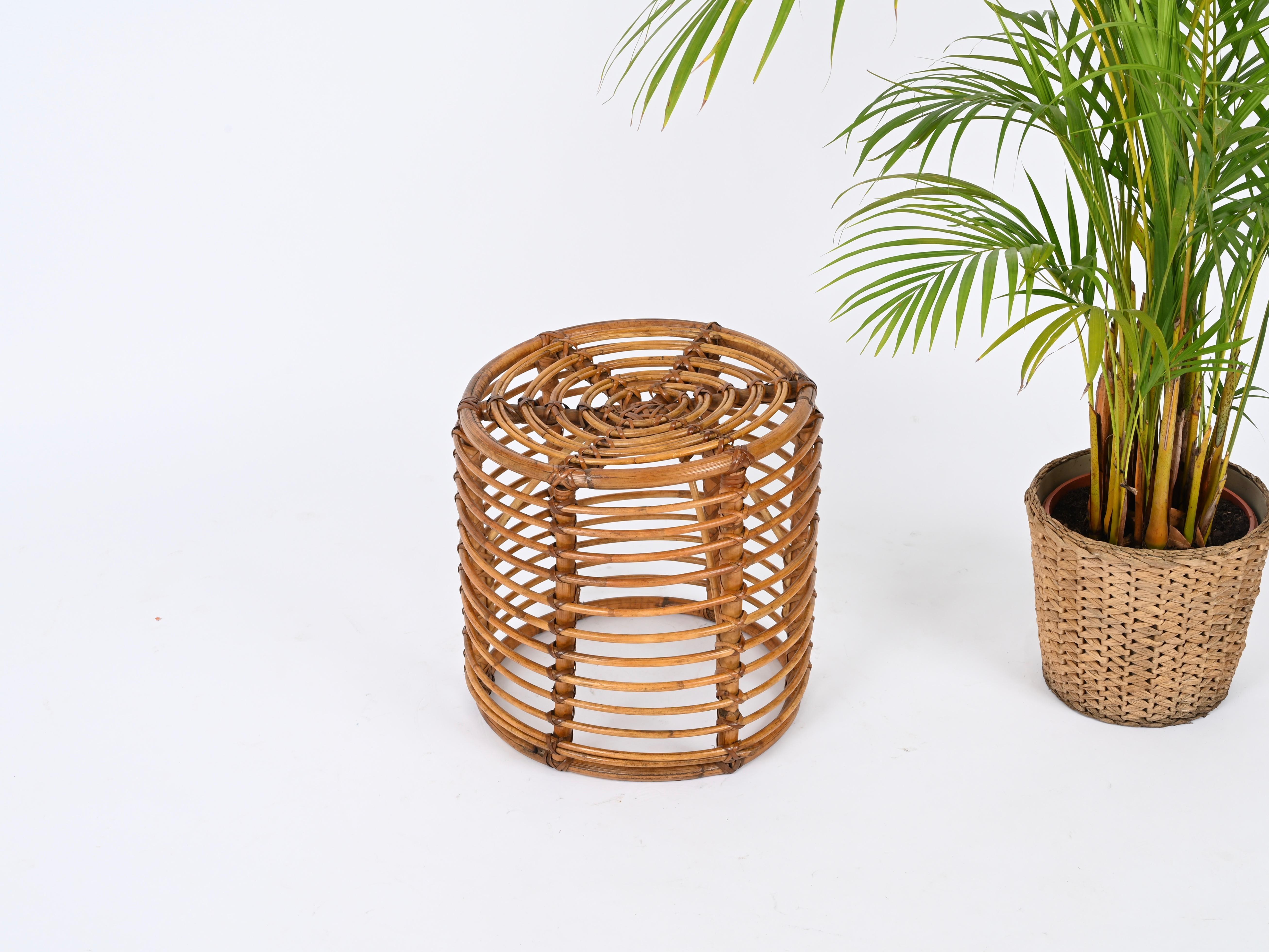 Runder Hocker aus Rattan und Korbweide aus der Mitte des Jahrhunderts, Tito Agnoli, Italien, 1970er Jahre im Angebot 3