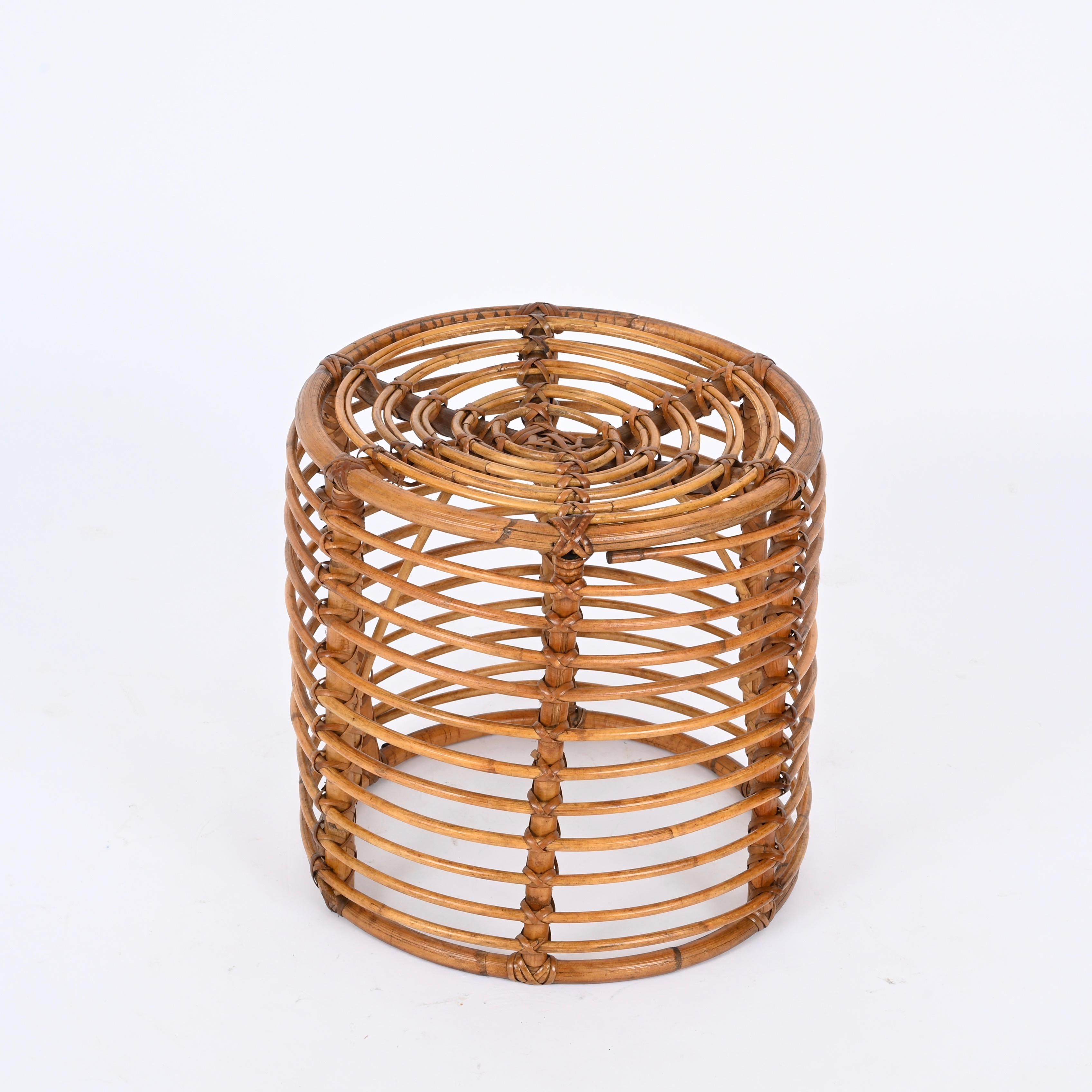 Schöner Mid-Century-Bio-Pouf aus gebogenem Rattan und handgeflochtener Weide. Dieser Hocker im Stil der französischen Riviera wurde in den 1970er Jahren von Tito Agnoli in Italien entworfen.

Dieser entzückende Bio-Pouf  hat eine federnde Struktur