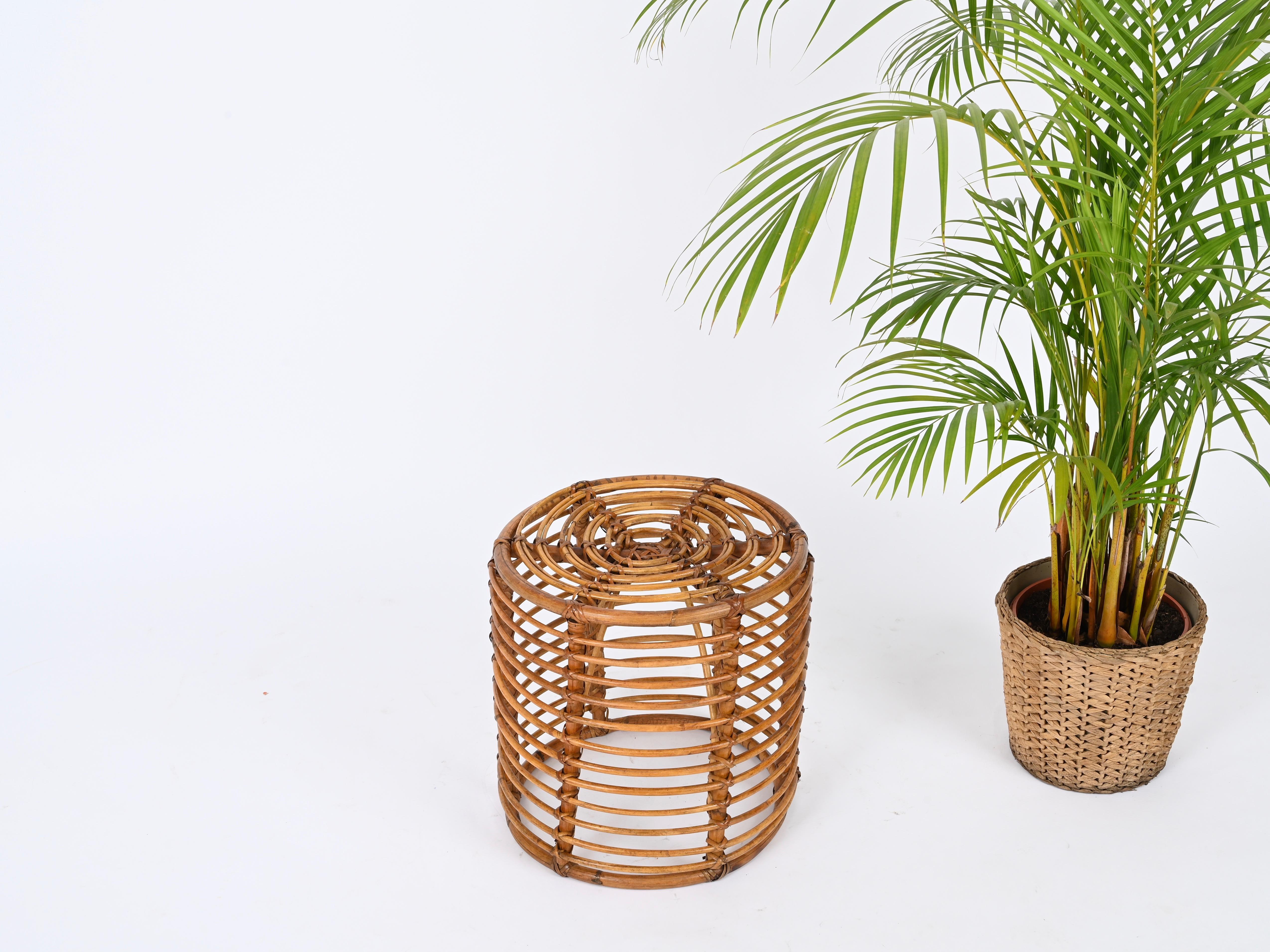 Runder Hocker aus Rattan und Korbweide aus der Mitte des Jahrhunderts, Tito Agnoli, Italien, 1970er Jahre (Italienisch) im Angebot