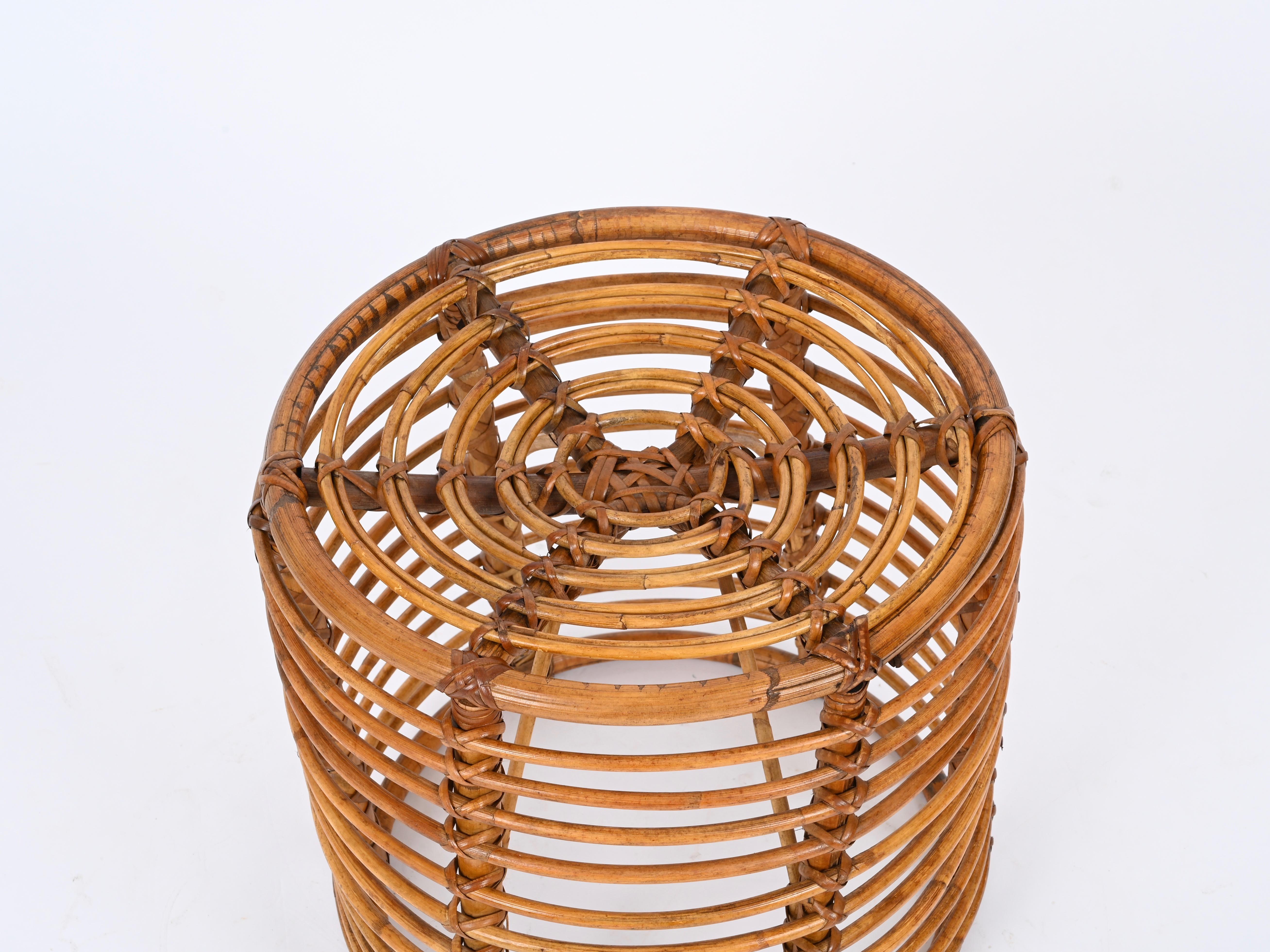 Runder Hocker aus Rattan und Korbweide aus der Mitte des Jahrhunderts, Tito Agnoli, Italien, 1970er Jahre (Handgefertigt) im Angebot