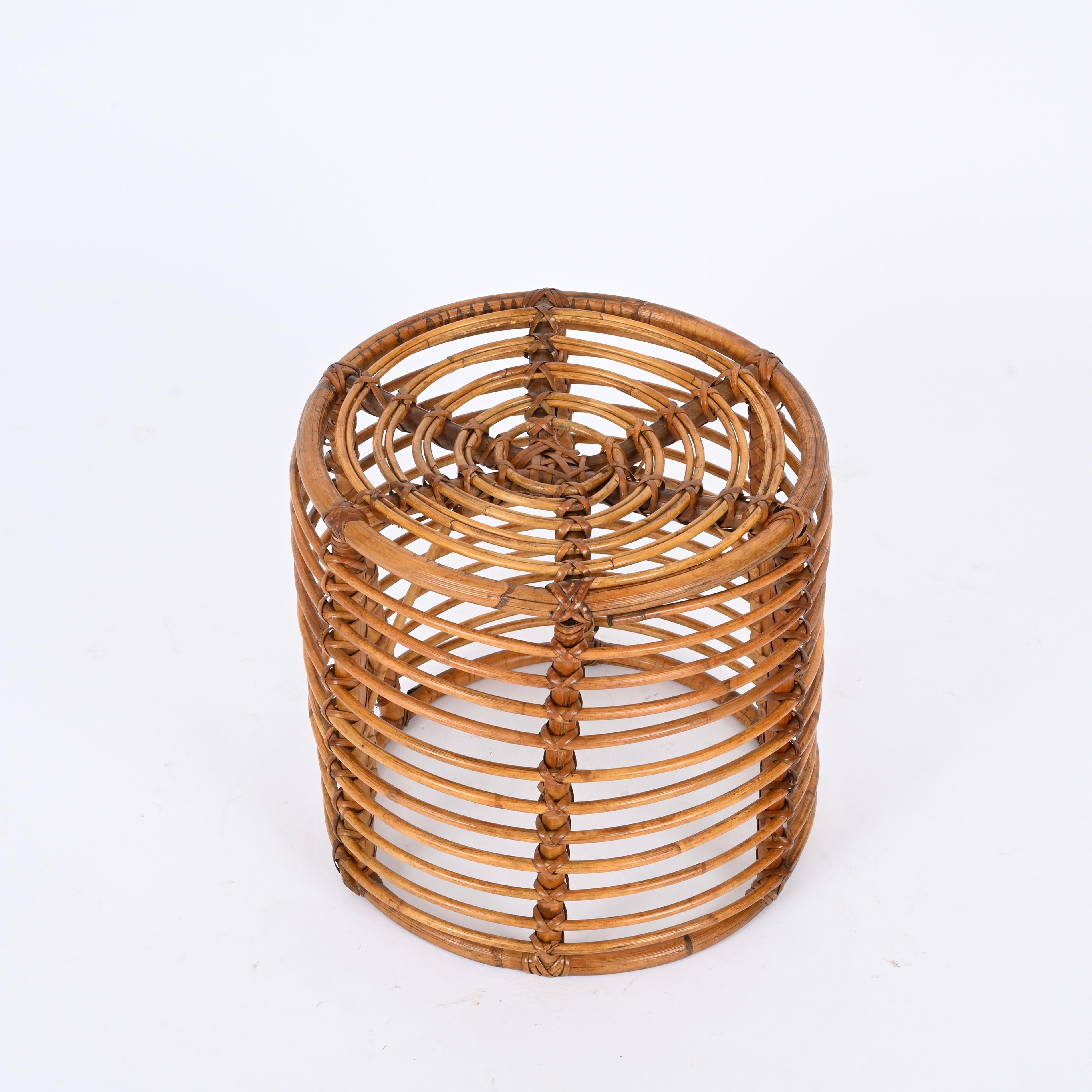 Runder Hocker aus Rattan und Korbweide aus der Mitte des Jahrhunderts, Tito Agnoli, Italien, 1970er Jahre (20. Jahrhundert) im Angebot