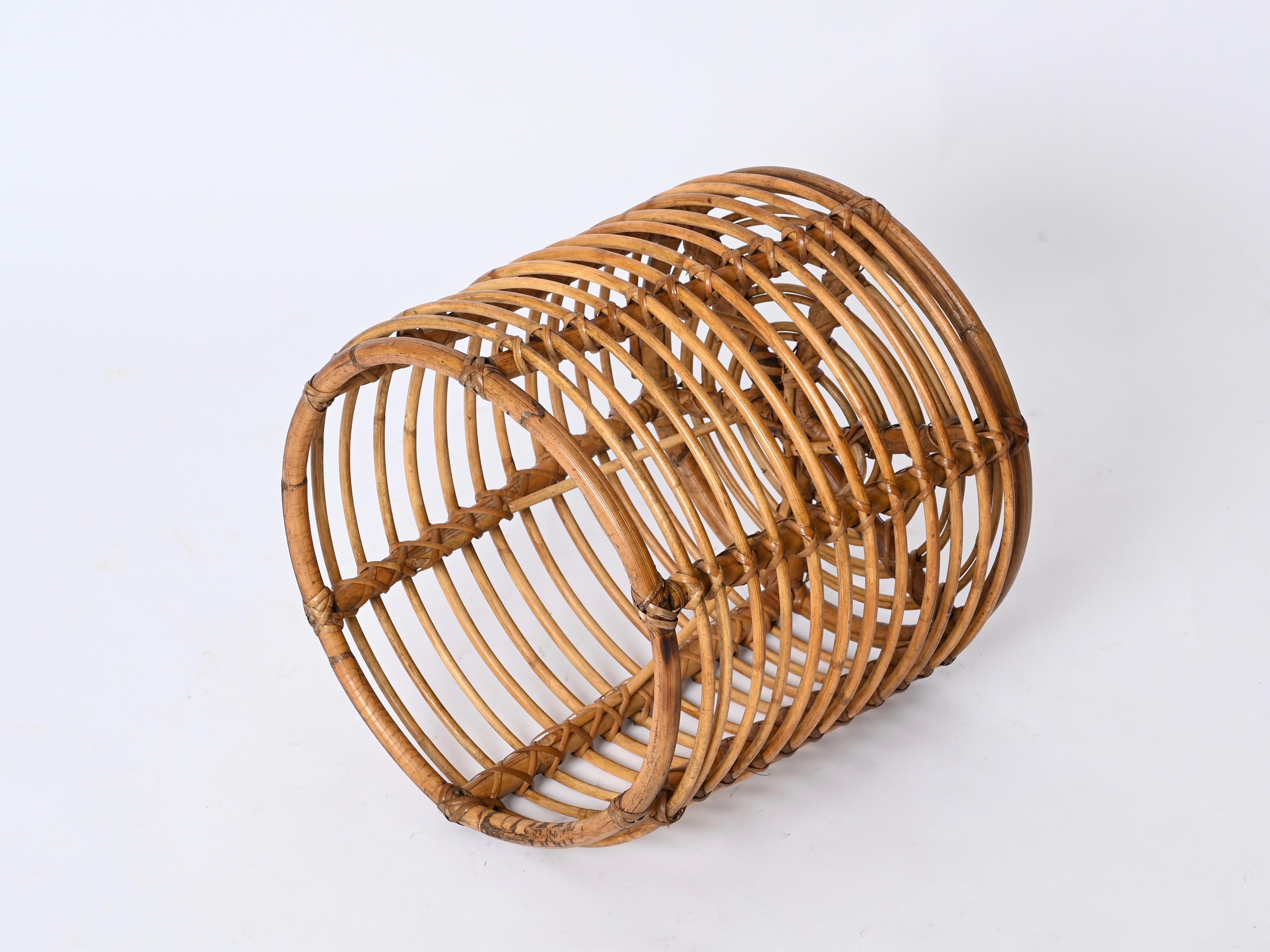 Runder Hocker aus Rattan und Korbweide aus der Mitte des Jahrhunderts, Tito Agnoli, Italien, 1970er Jahre (Bambus) im Angebot