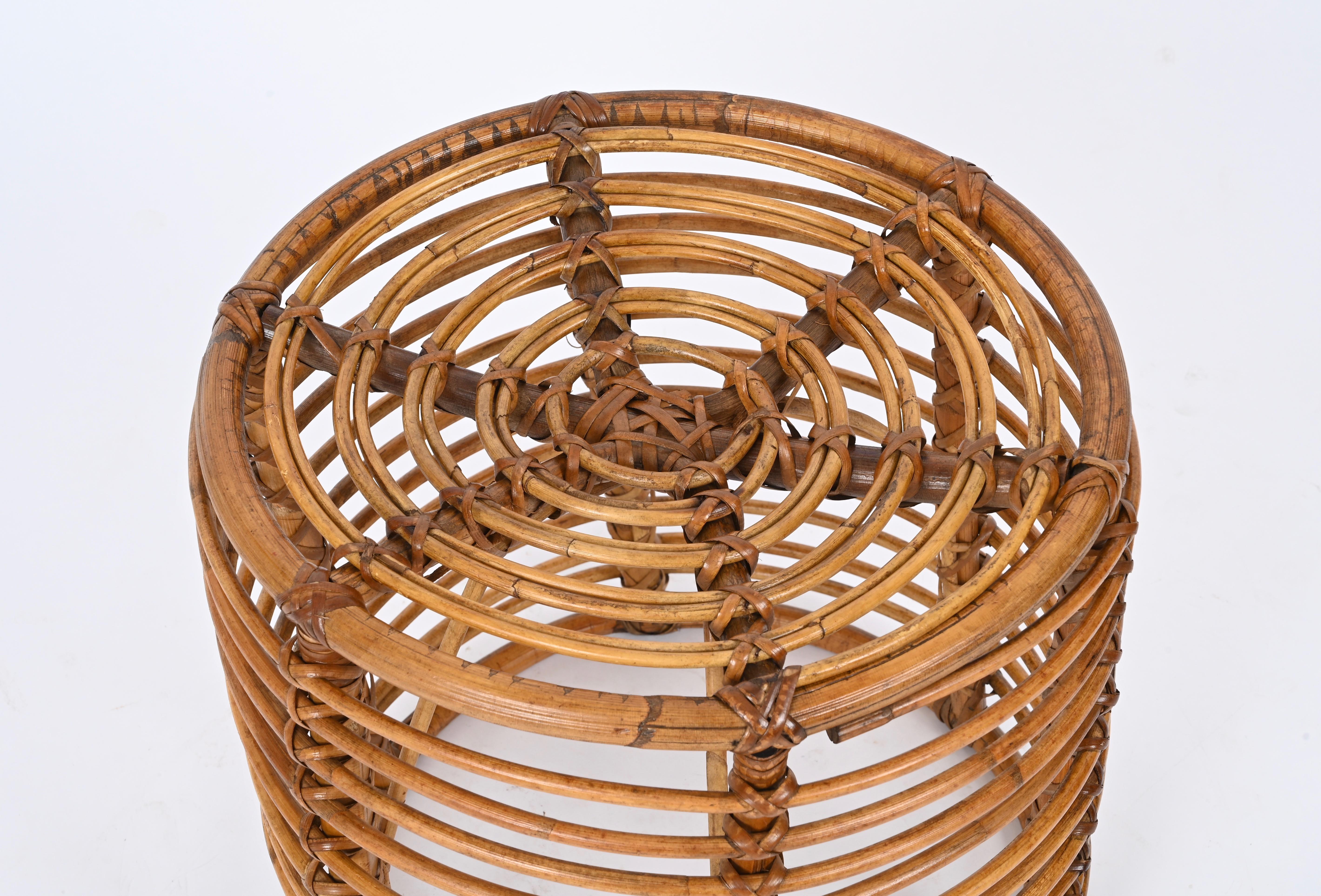 Runder Hocker aus Rattan und Korbweide aus der Mitte des Jahrhunderts, Tito Agnoli, Italien, 1970er Jahre im Angebot 1