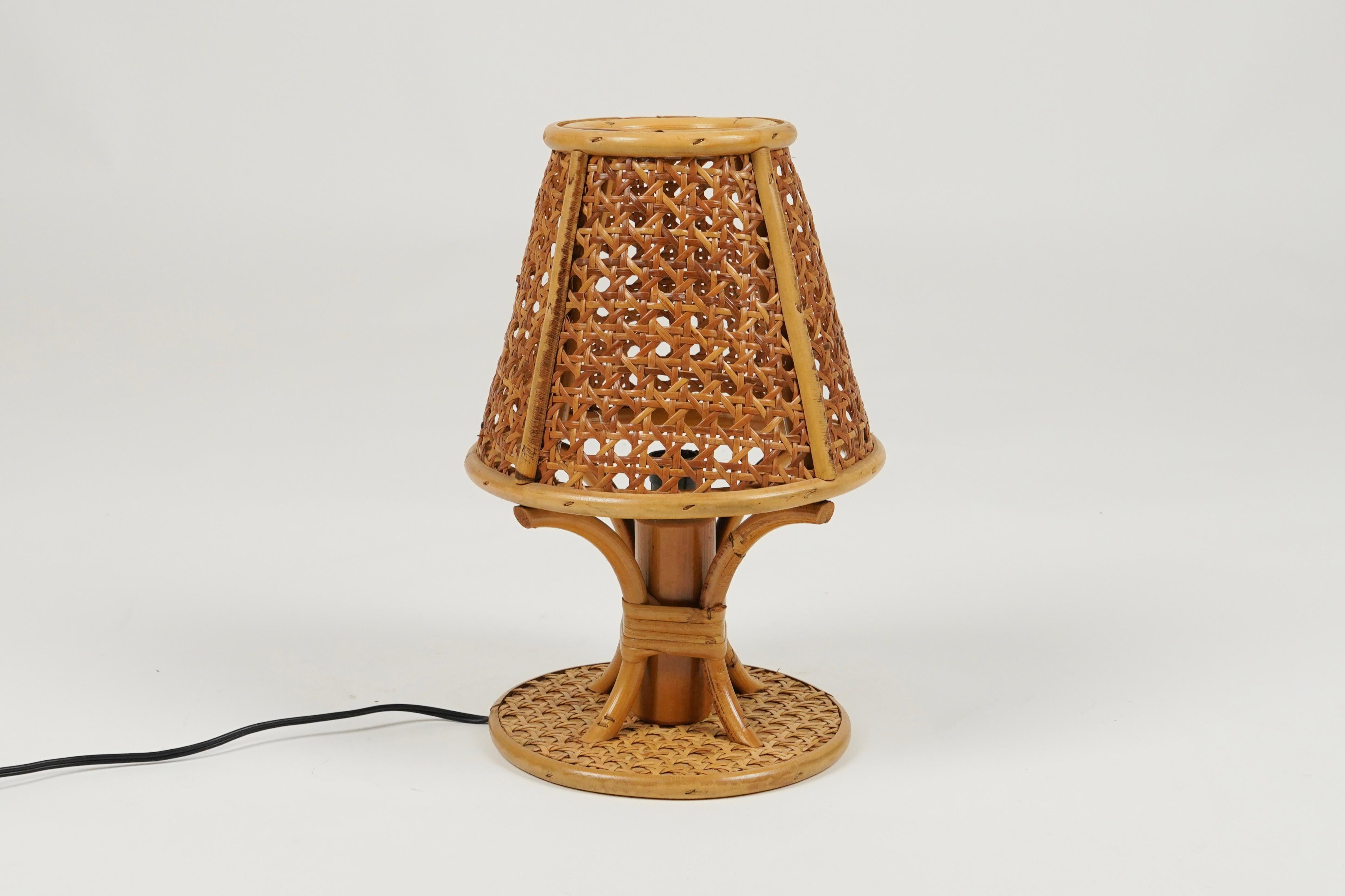 Wunderschöne Tischlampe aus Rattan und Weide im Stil von Louis Sognot.   

Hergestellt in Italien in den 1970er Jahren.   

Louis Sognot war ein französischer Designer, der für seine eleganten Möbel aus einer Kombination von Rattan und Holz bekannt