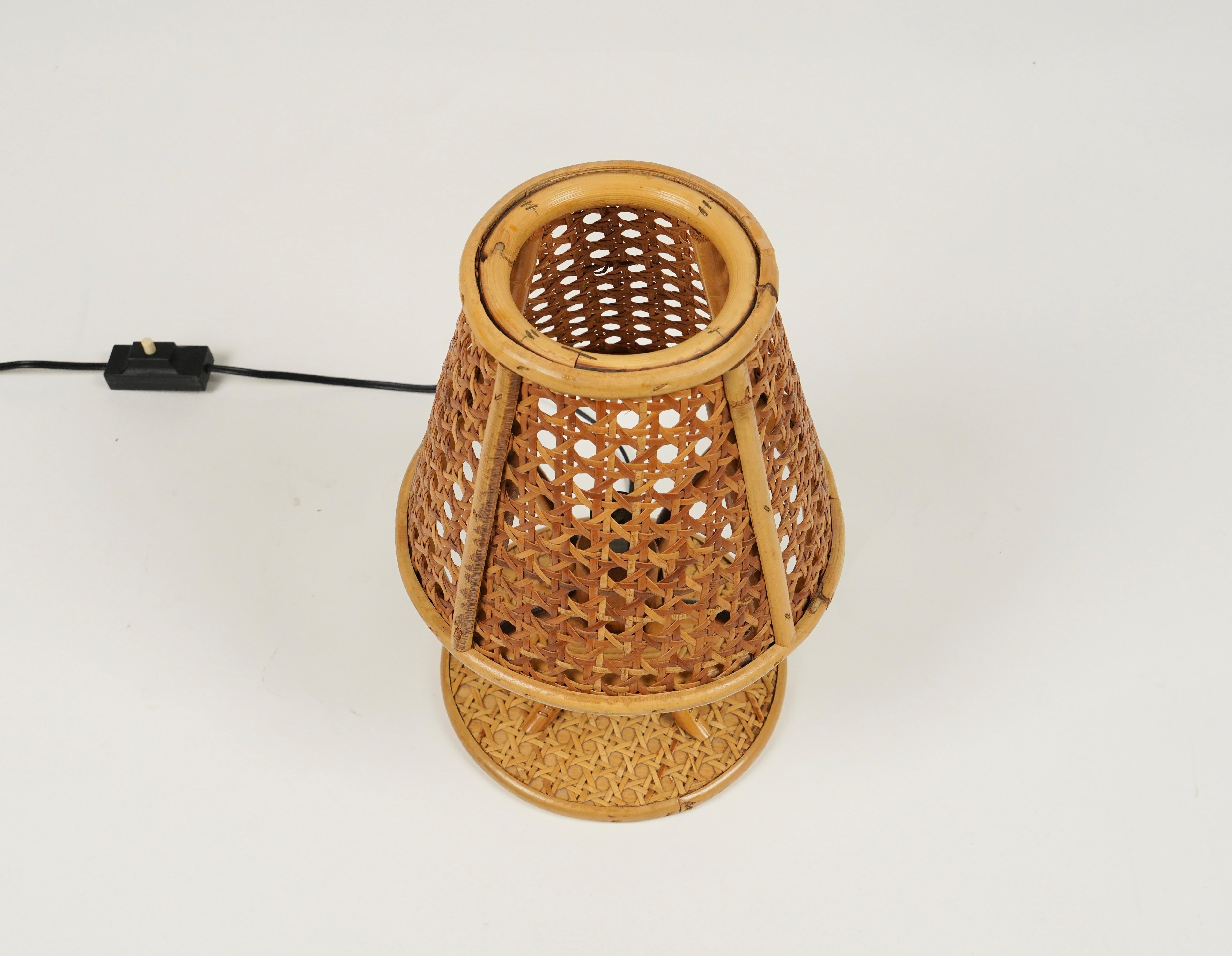 Midcentury Rattan and Wicker Table Lamp Louis Sognot Style, Italy, circa 1970s In Good Condition For Sale In Rome, IT
