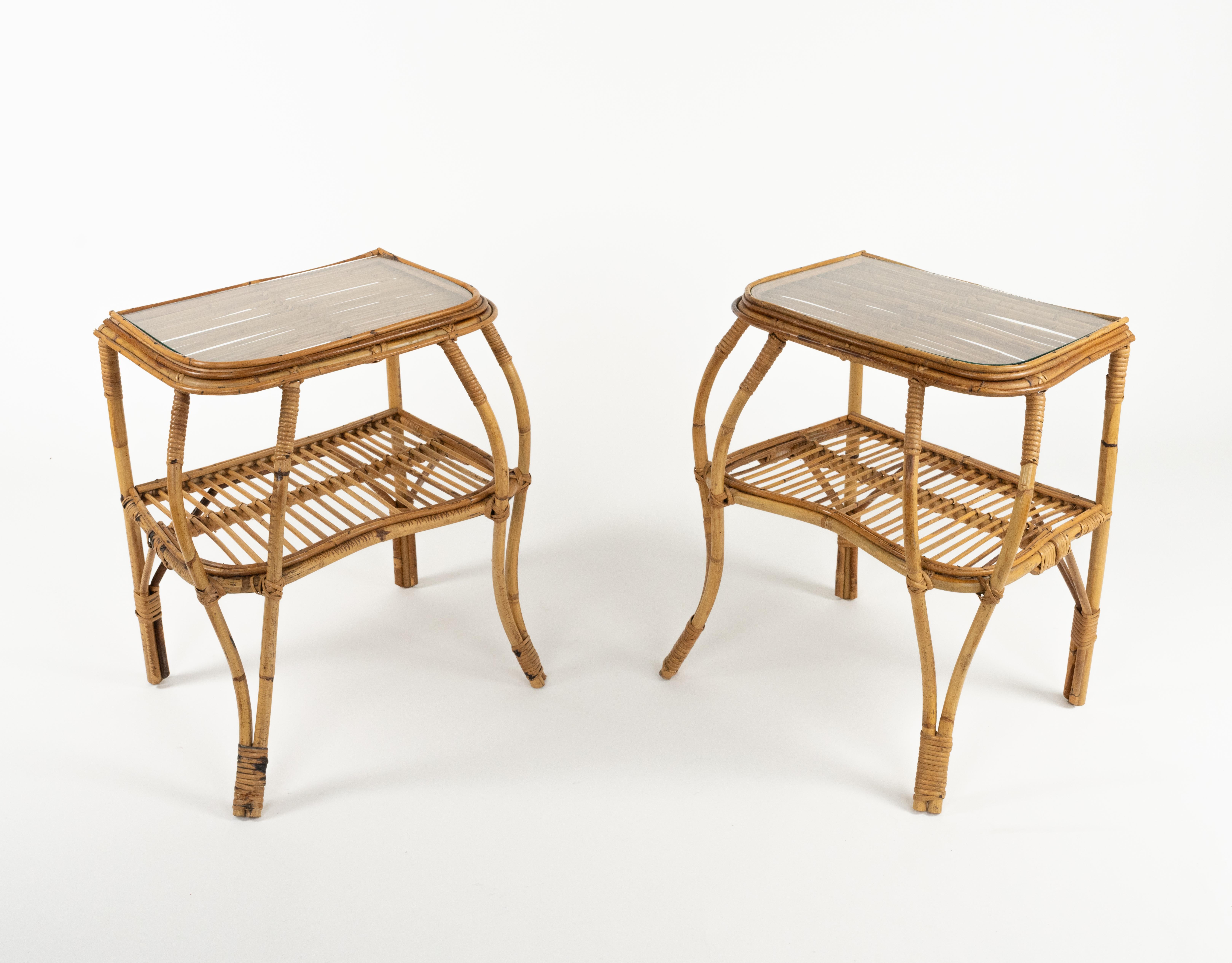 Paire de tables d'appoint du milieu du siècle dernier en rotin, bambou et verre, Italie, années 1960 11