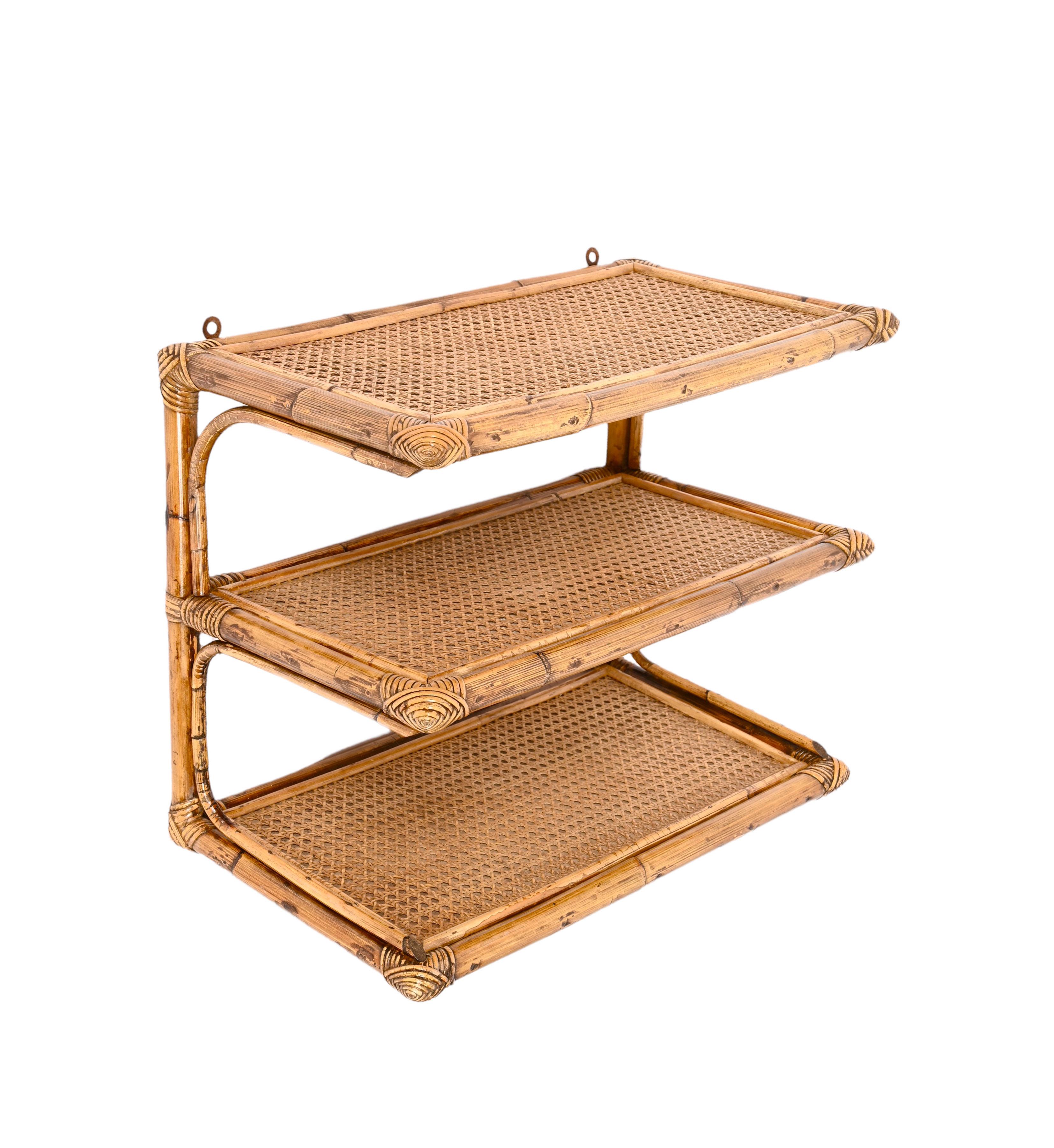 Midcentury Rattan, Bamboo and Vienna Straw Three-Tier Italian Wall Shelf, 1960s In Good Condition In Roma, IT