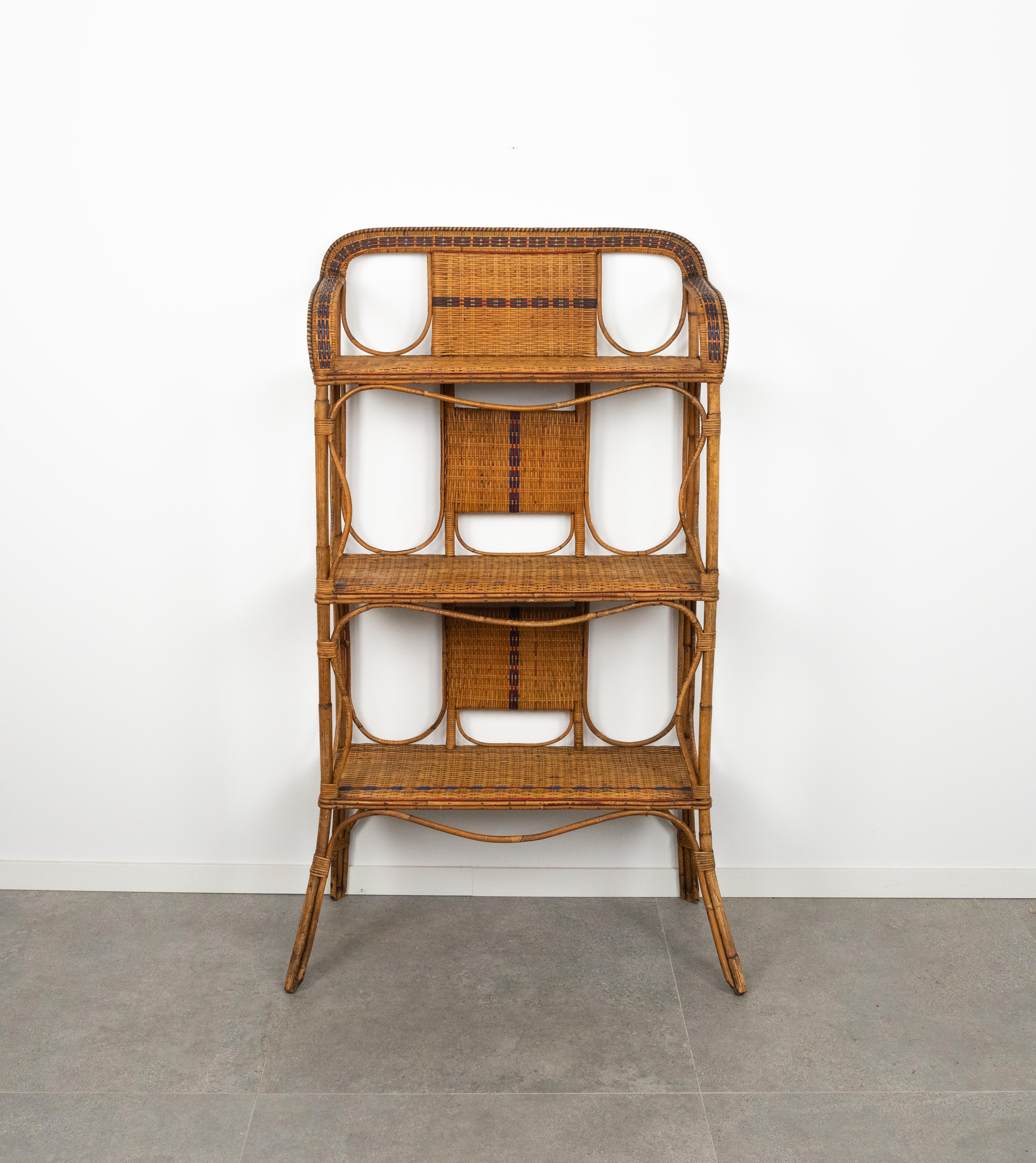 Preciosa librería o etagere de mediados de siglo en ratán, bambú y mimbre.

Fabricado en Italia en 1960.

