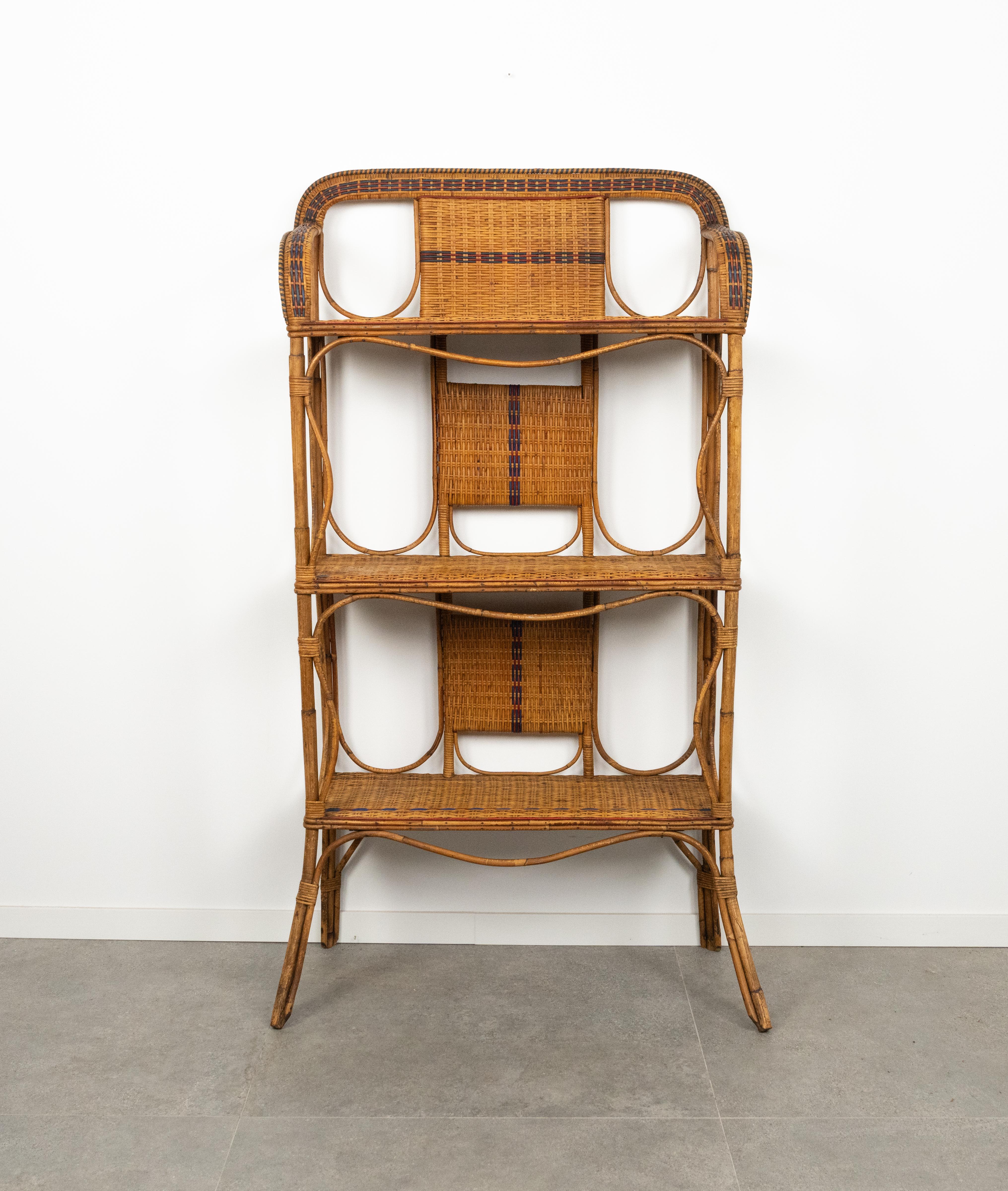 Librería o Estantería de ratán, bambú y mimbre de mediados de siglo, Italia Años 60 Moderno de mediados de siglo en venta