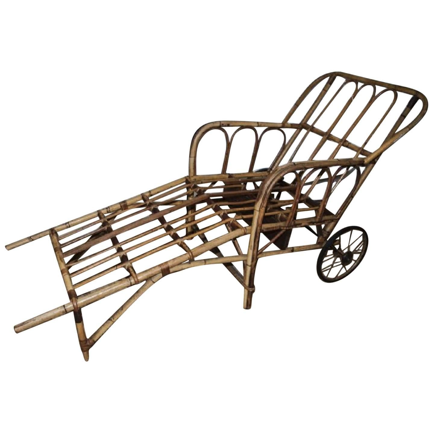 Chaise longue à roulettes en bambou et rotin du milieu du siècle