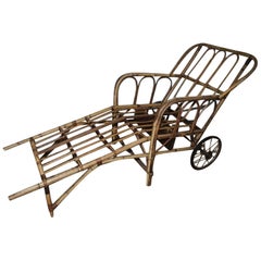 Chaise longue à roulettes en bambou et rotin du milieu du siècle