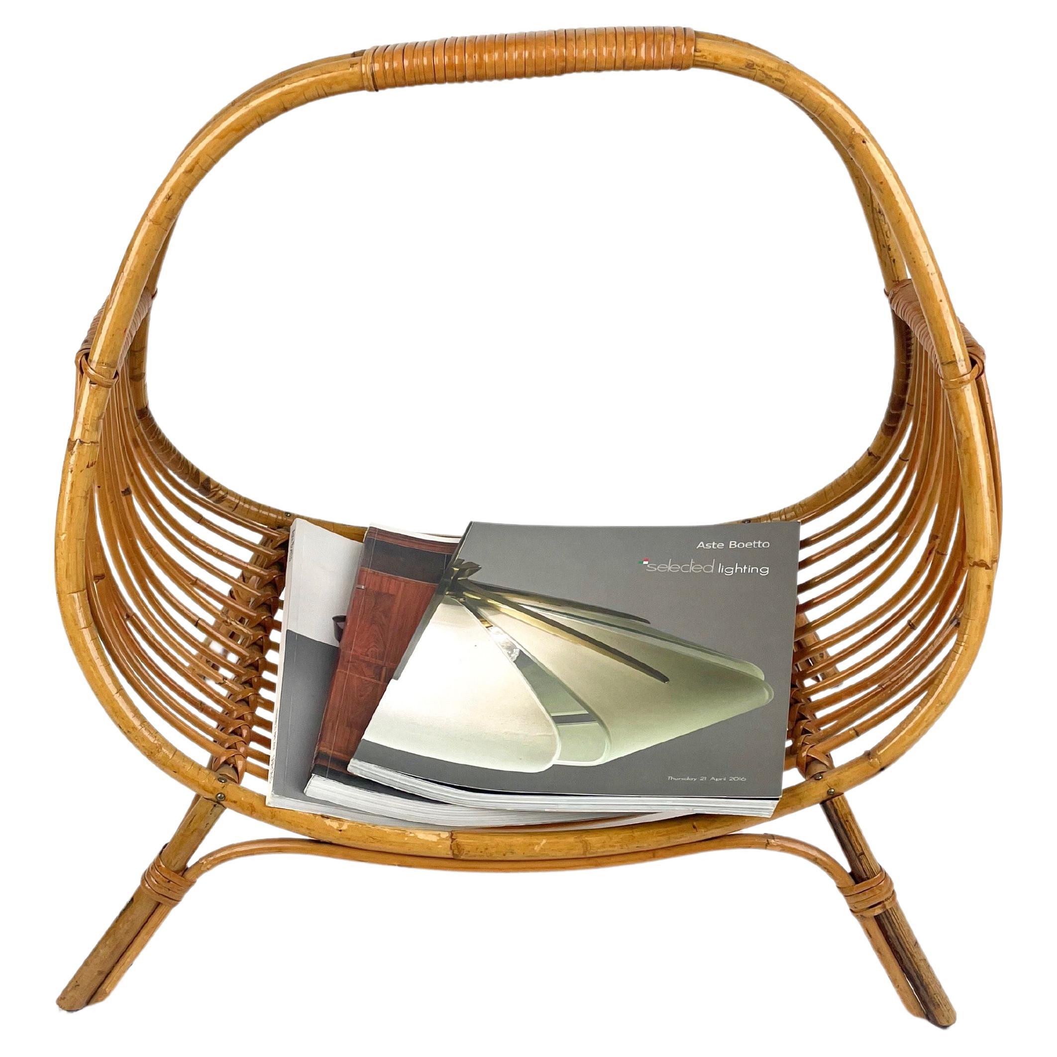 Magazine rack in bamboo and rattan, elevated and curved, made in Italy in the 1960s.

An astonishing piece that will enrich a midcentury-style living room or studio.