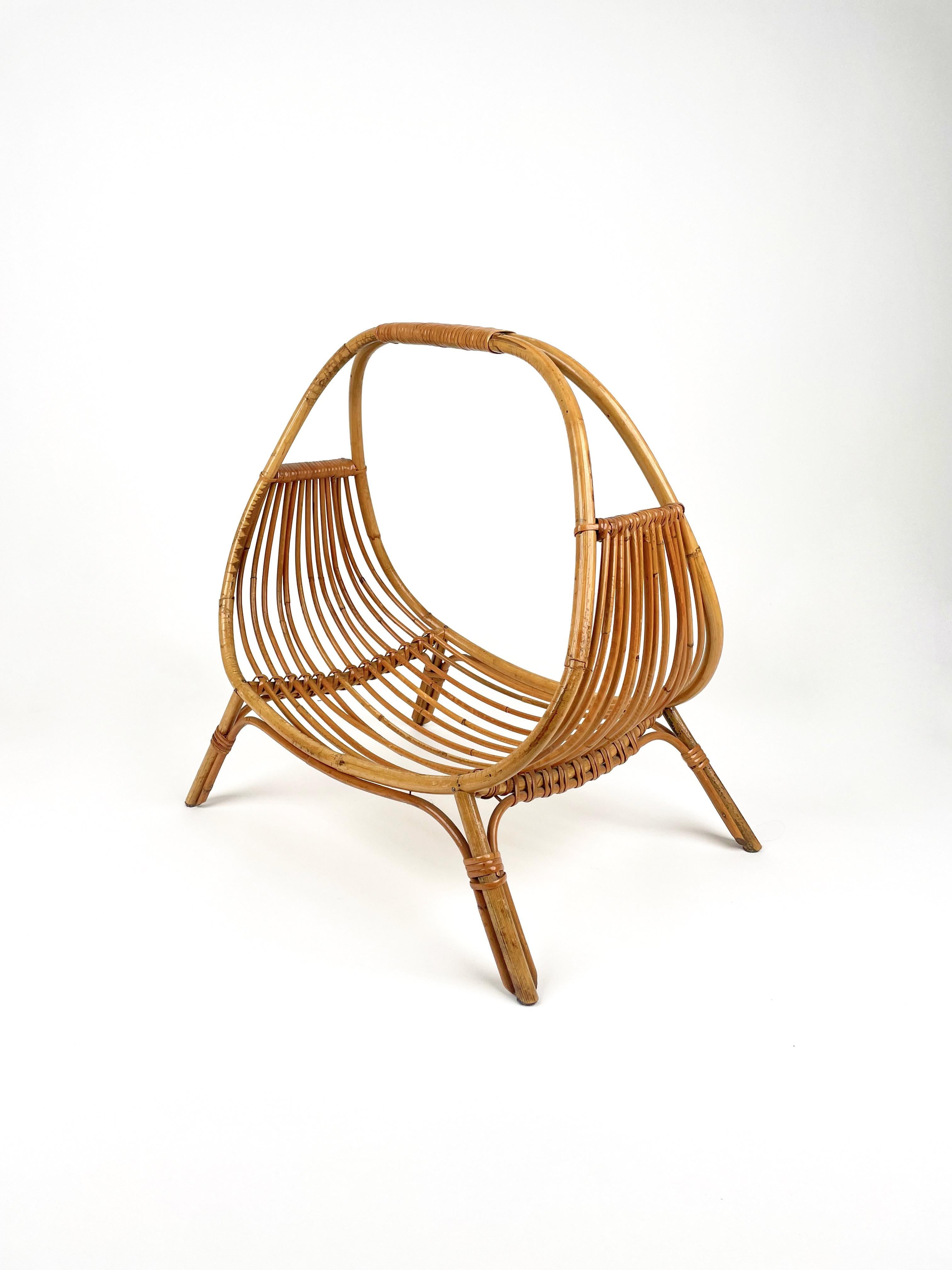 Midcentury Rattan & Bamboo Curved Magazine Rack, Italy 1960s In Good Condition For Sale In Rome, IT