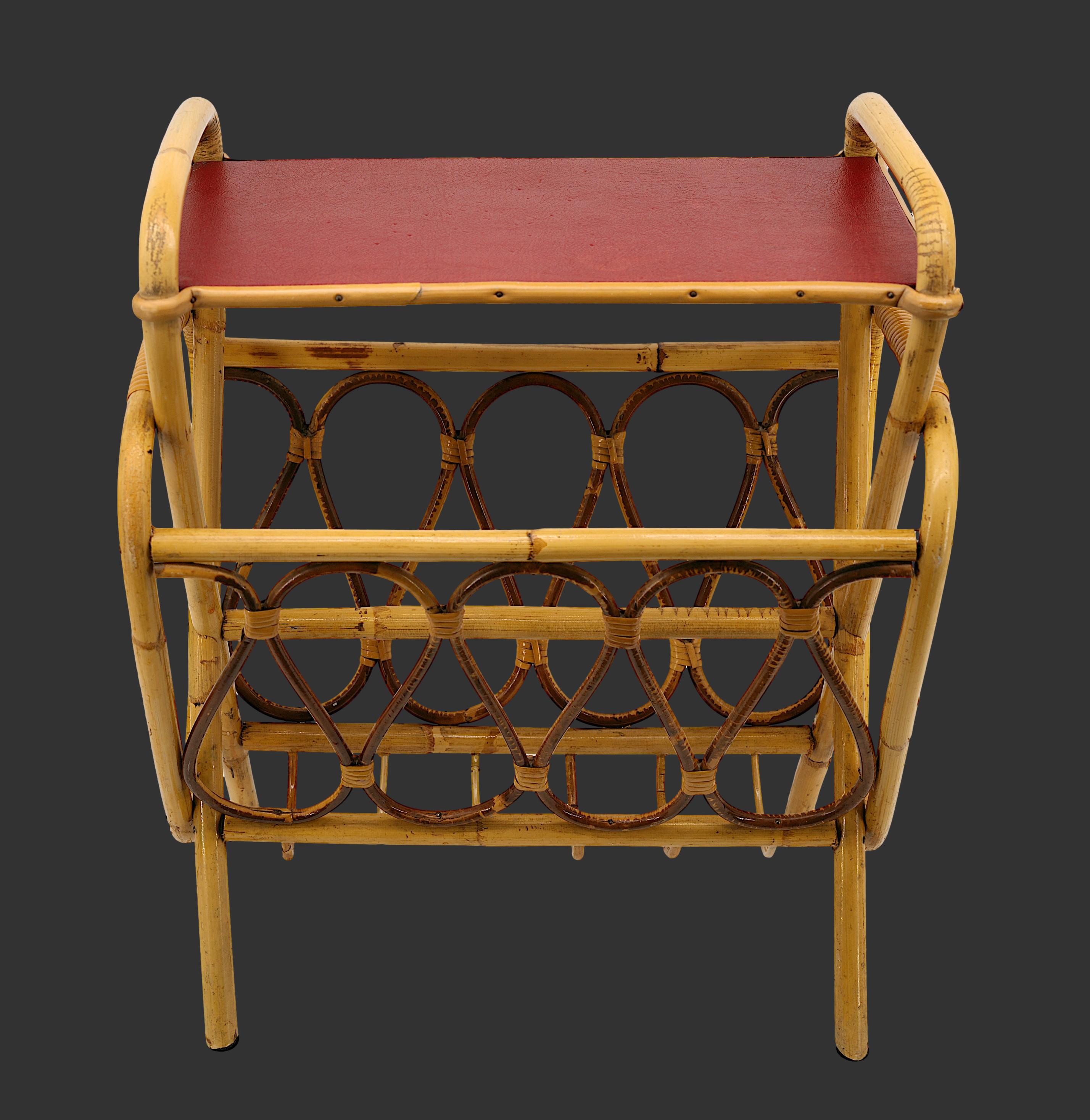Table d'appoint en bambou et rotin pour porte-revues, France, Milieu du siècle. Bambou et rotin. Dessus en similicuir.  Hauteur : 21.2