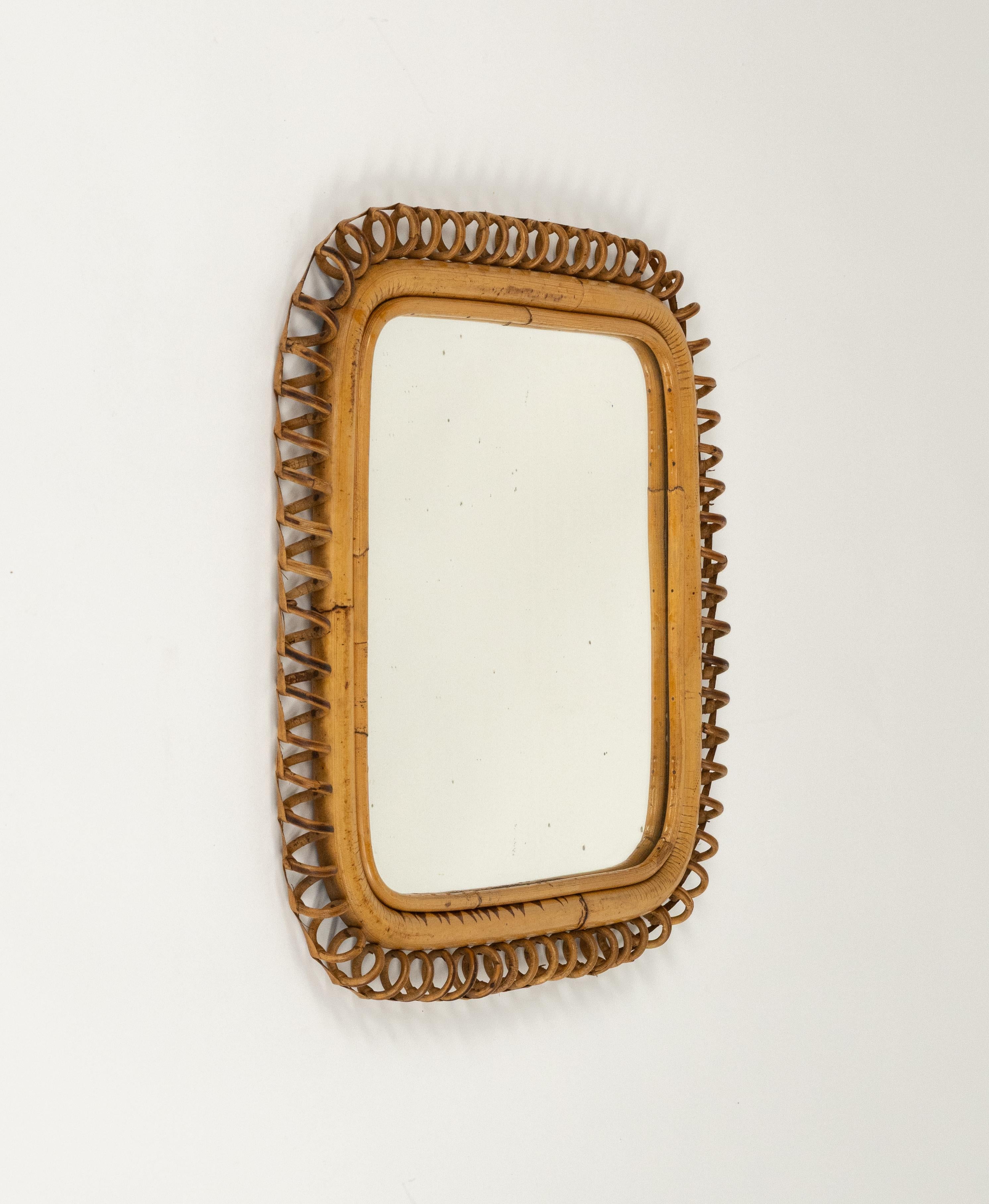 Specchio da parete quadrato in bambù, rattan e vimini nello stile del design italiano Franco Albini.   

Prodotto in Italia negli anni '1960.

Uno specchio altamente decorativo in bambù e rattan con il gusto dello stile della Costa Mediterranea.

Lo