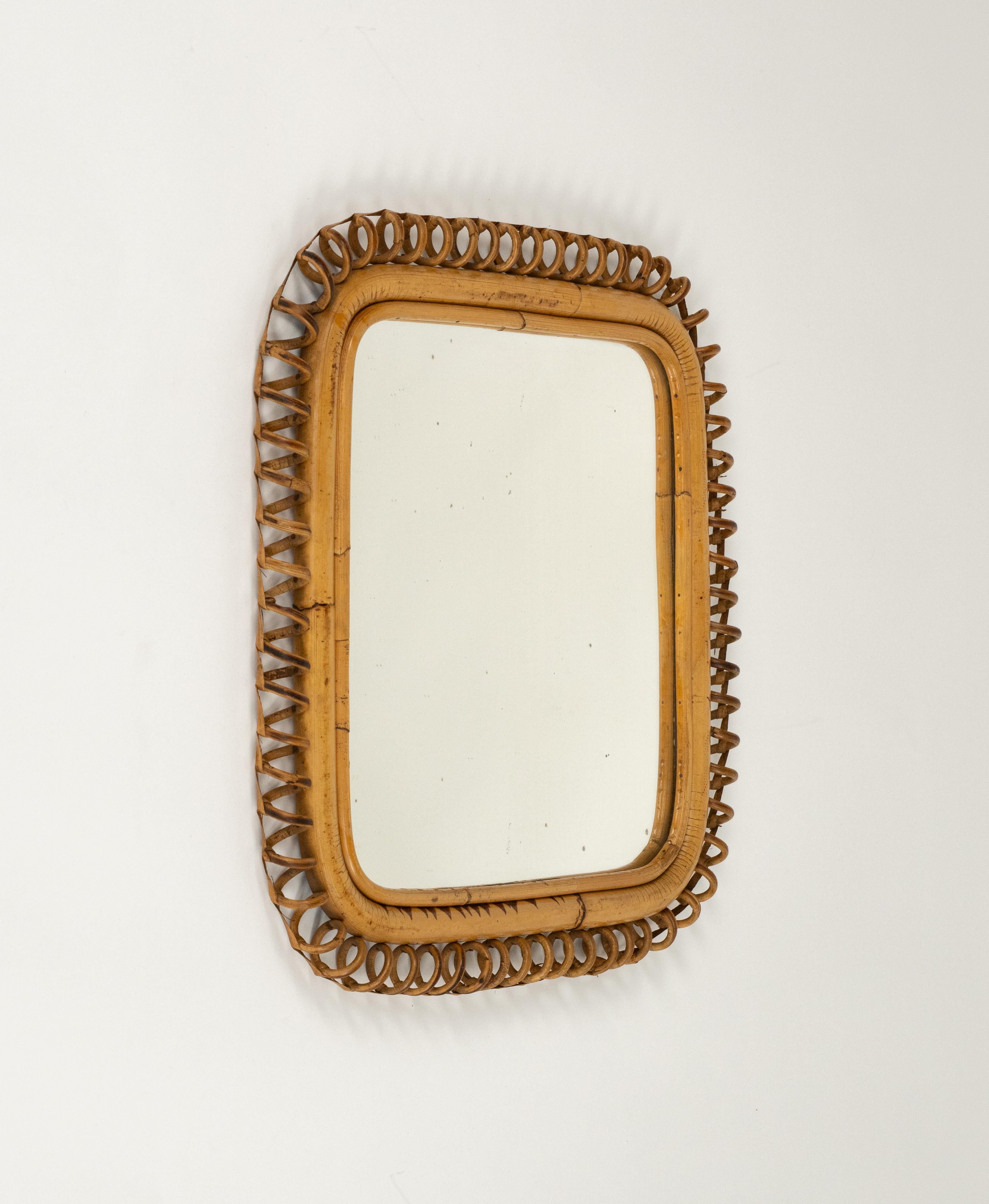Mid-Century moderno Specchio da parete quadrato in rattan e bambù del Medioevo Stile Franco Albini, Italia, anni '60 in vendita