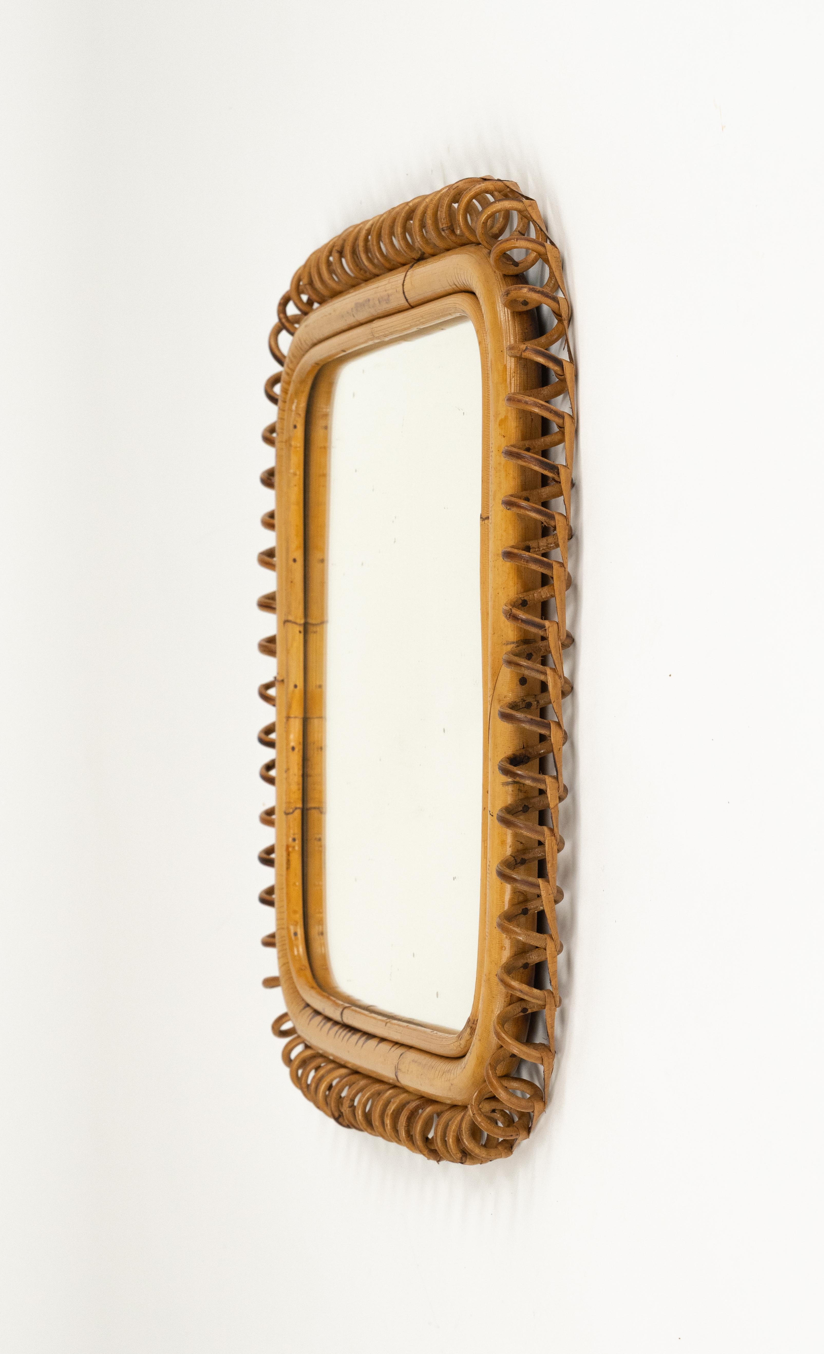 Metà XX secolo Specchio da parete quadrato in rattan e bambù del Medioevo Stile Franco Albini, Italia, anni '60 in vendita