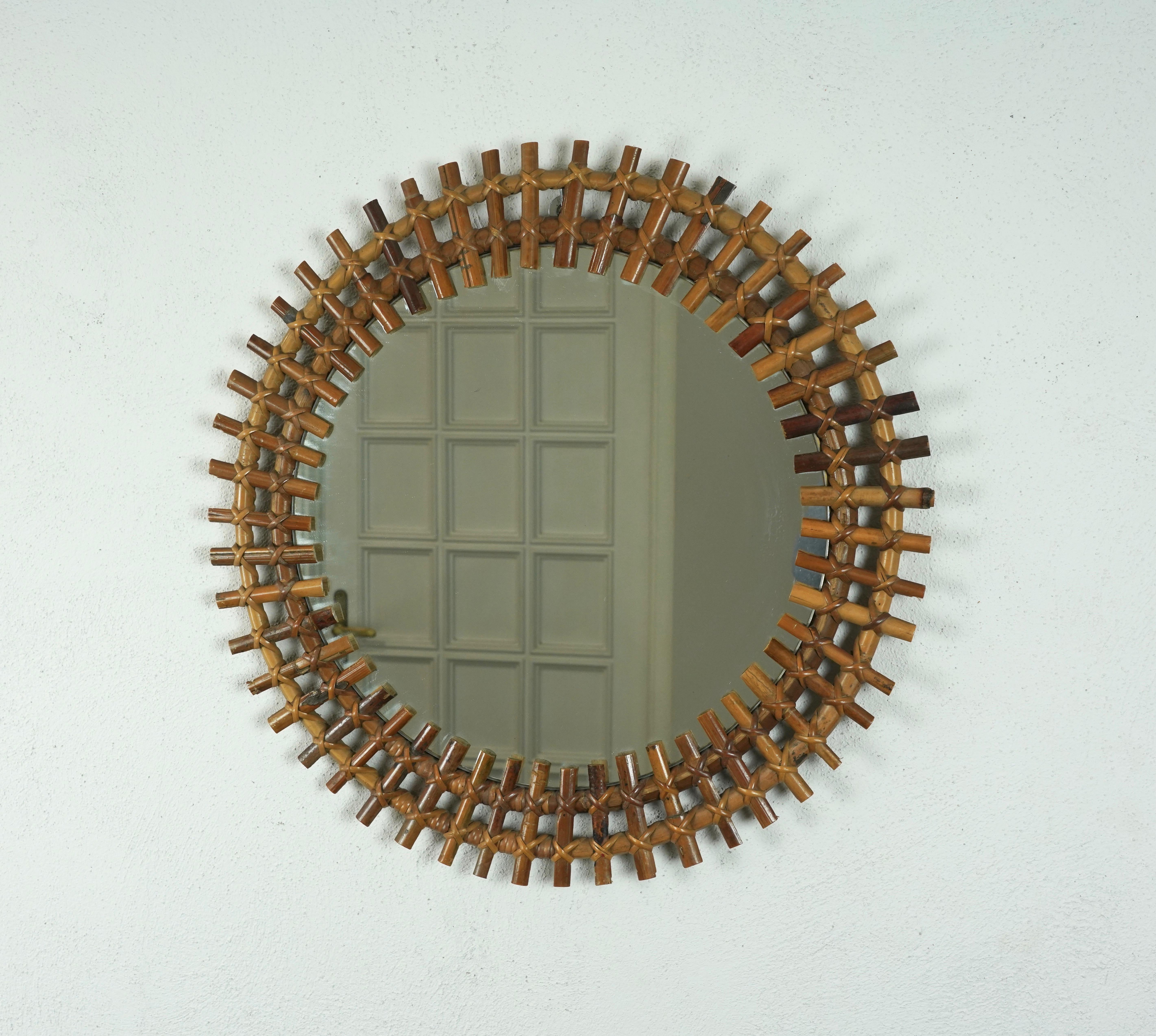 Miroir mural rond Sunburst en rotin et bambou du milieu du siècle, Italie, années 1960 Bon état - En vente à Rome, IT