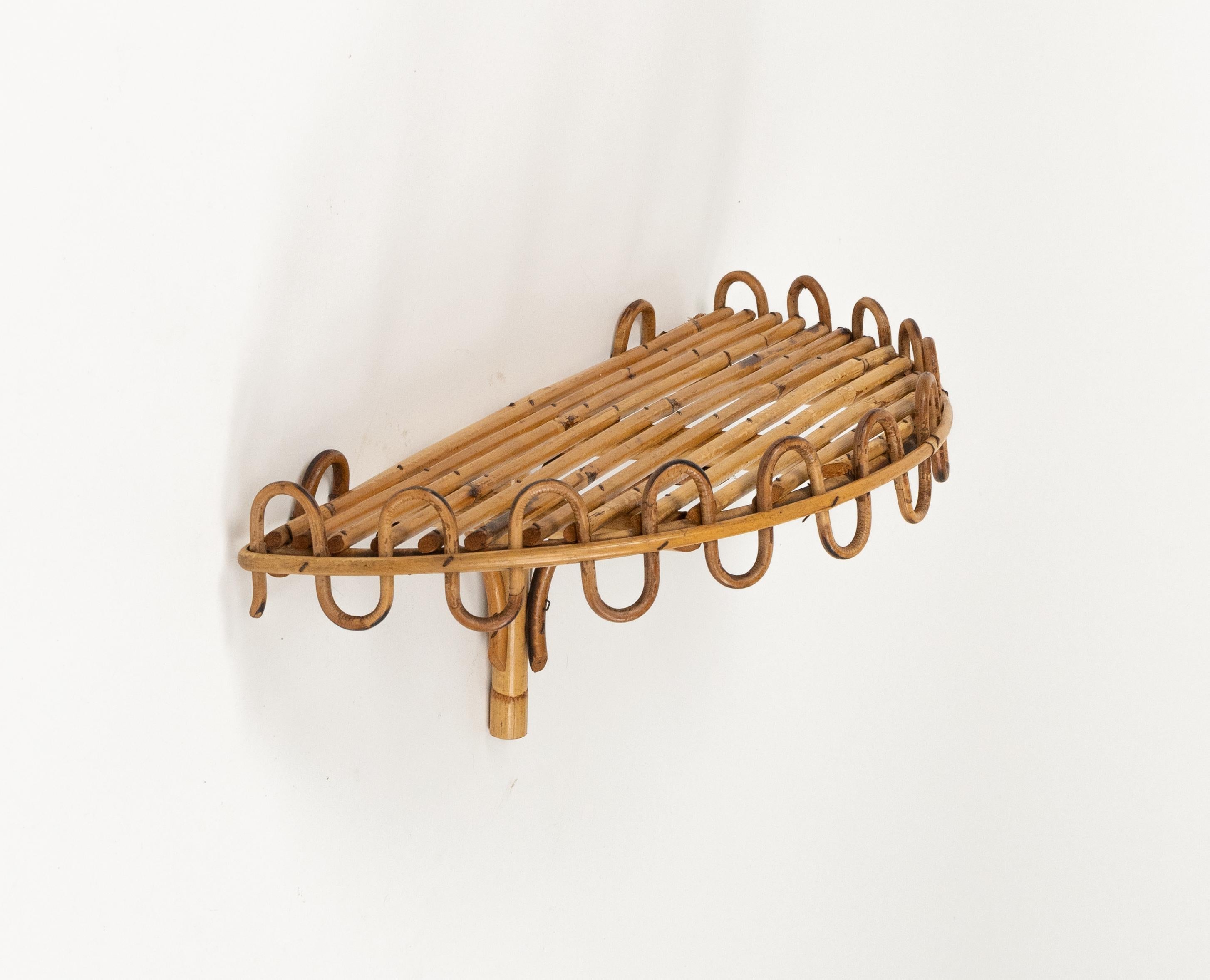 Midcentury beautiful round wall shelf or console in rattan and bamboo attributed to Franco Albini.   

Made in Italy in the 1960s.