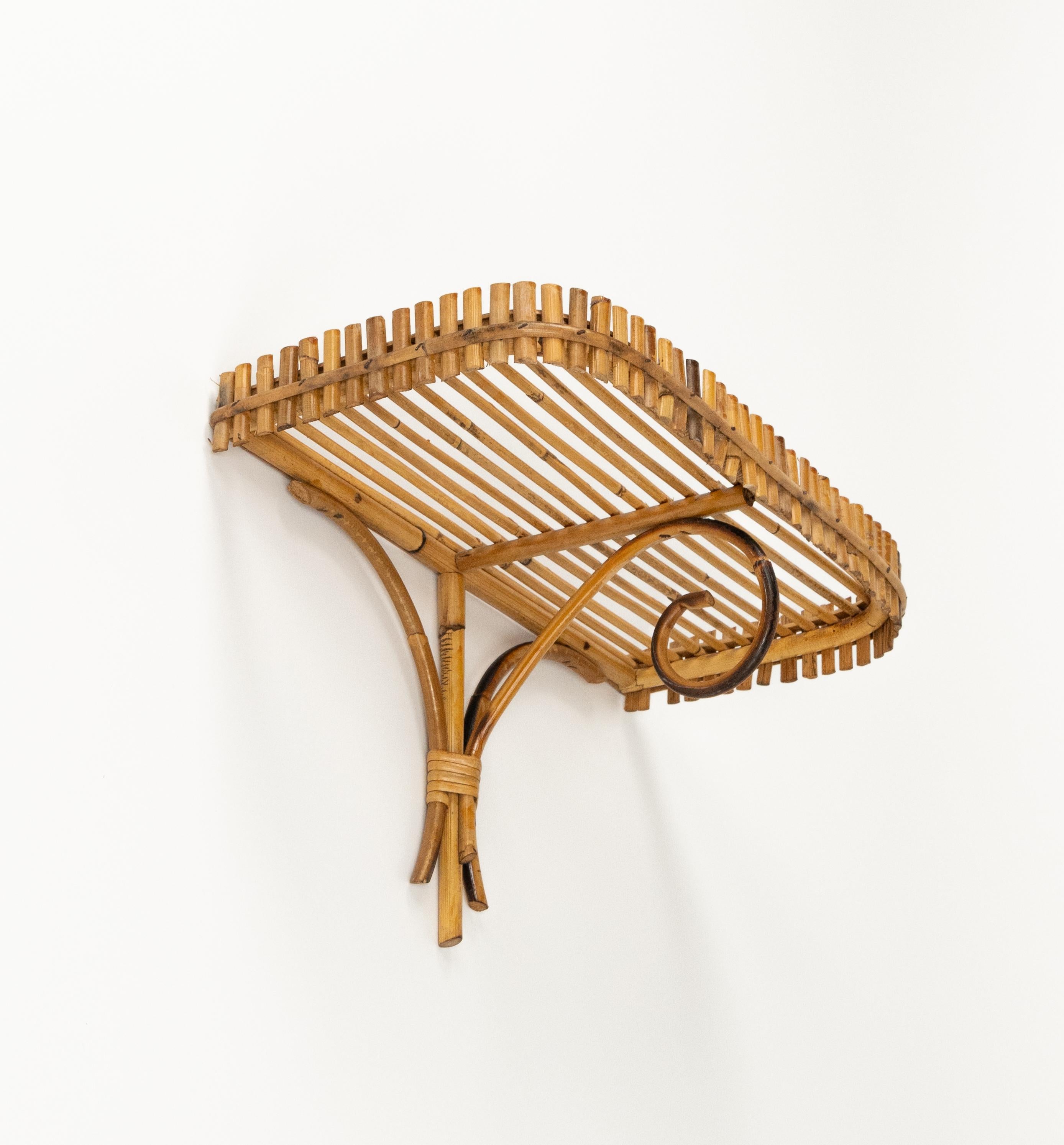 Italiano Scaffale da parete o console in rattan e bambù del Medioevo Att. Franco Albini, Italia 1960 in vendita