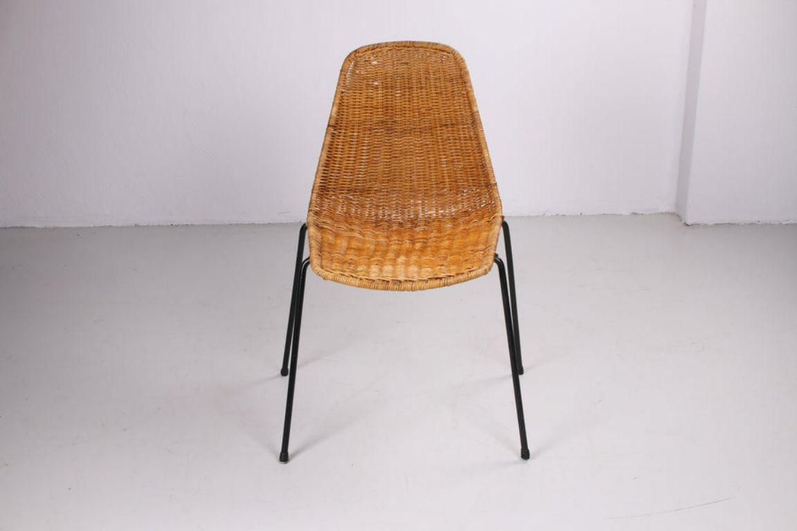 Midcentury Rattan Basket Chair by Gian Franco LeglerEntdecken Sie die Eleganz der 1950er Jahre mit diesem authentischen Midcentury Rattan Basket Chair, entworfen von Gian Franco Legler. Dieser Stuhl, der ursprünglich für das italienische Restaurant