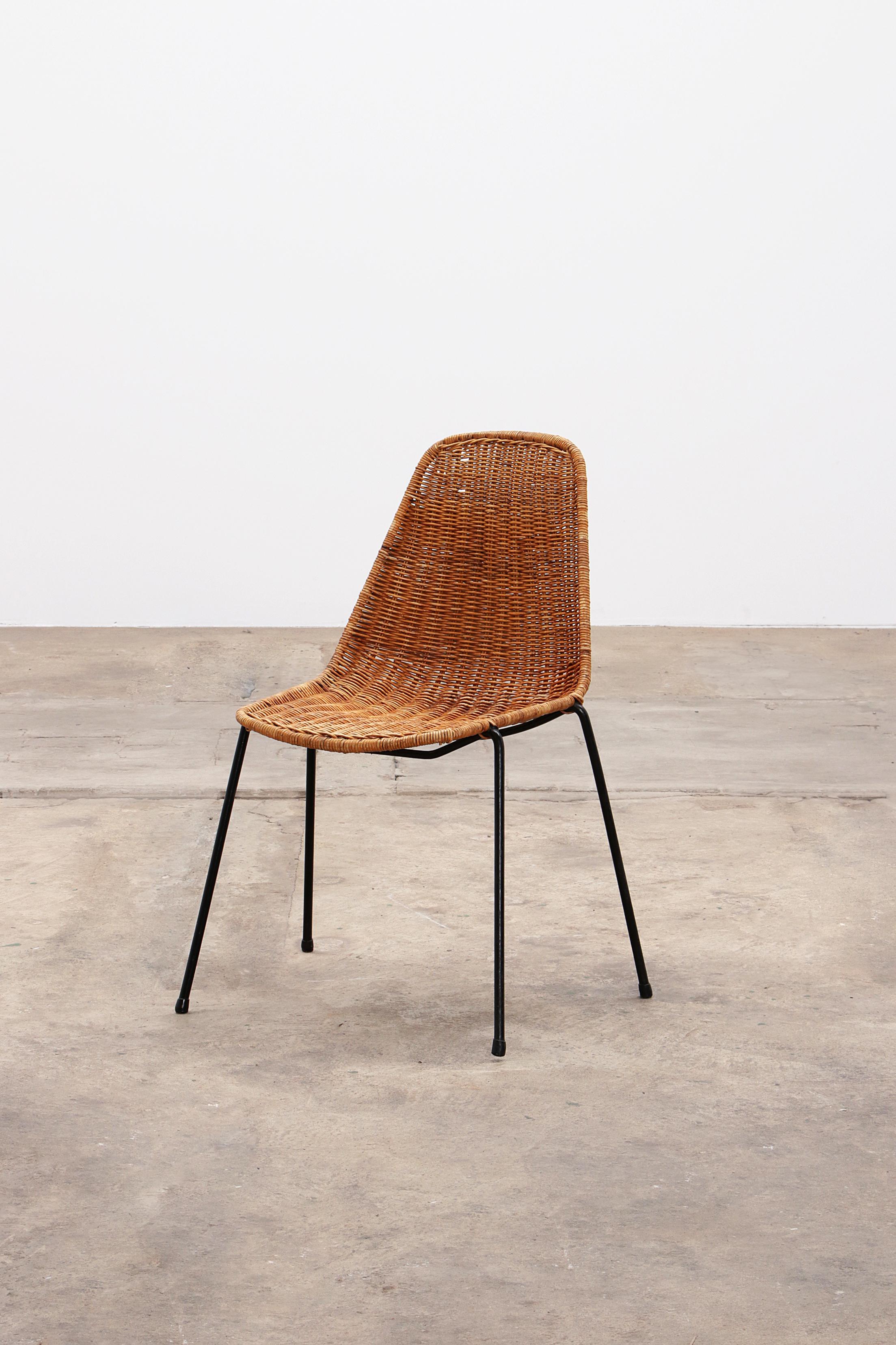 Midcentury Rattan Basket Chair by Gian Franco LeglerDiscover the elegance of the 1950s with this authentic midcentury rattan Basket chair, designed by Gian Franco Legler. This chair, originally made for the Italian restaurant 
