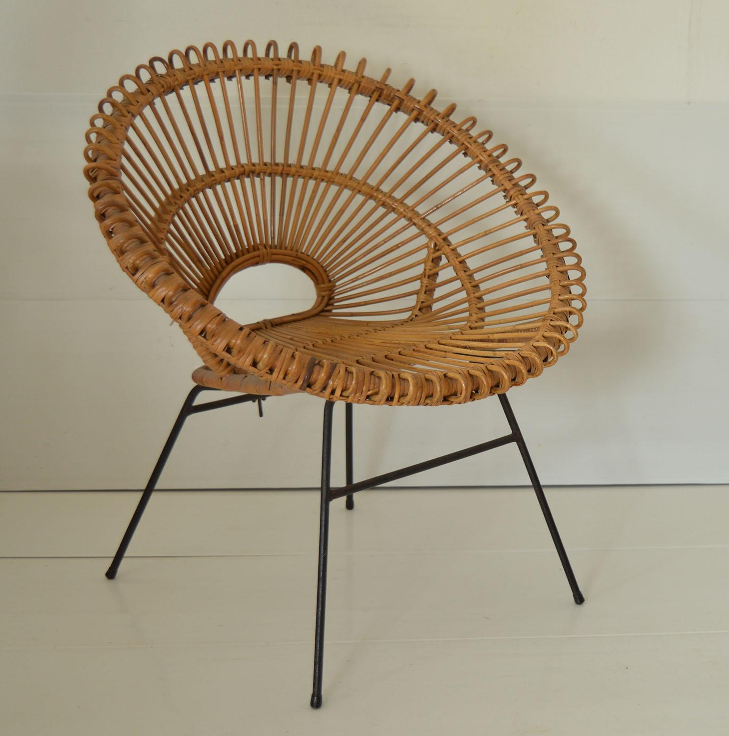 Very stylish chair.

Probably designed by Franco Albini.
 
Rattan and wrought iron.

Solid structure. It can be used to sit on.

Free shipping.

   