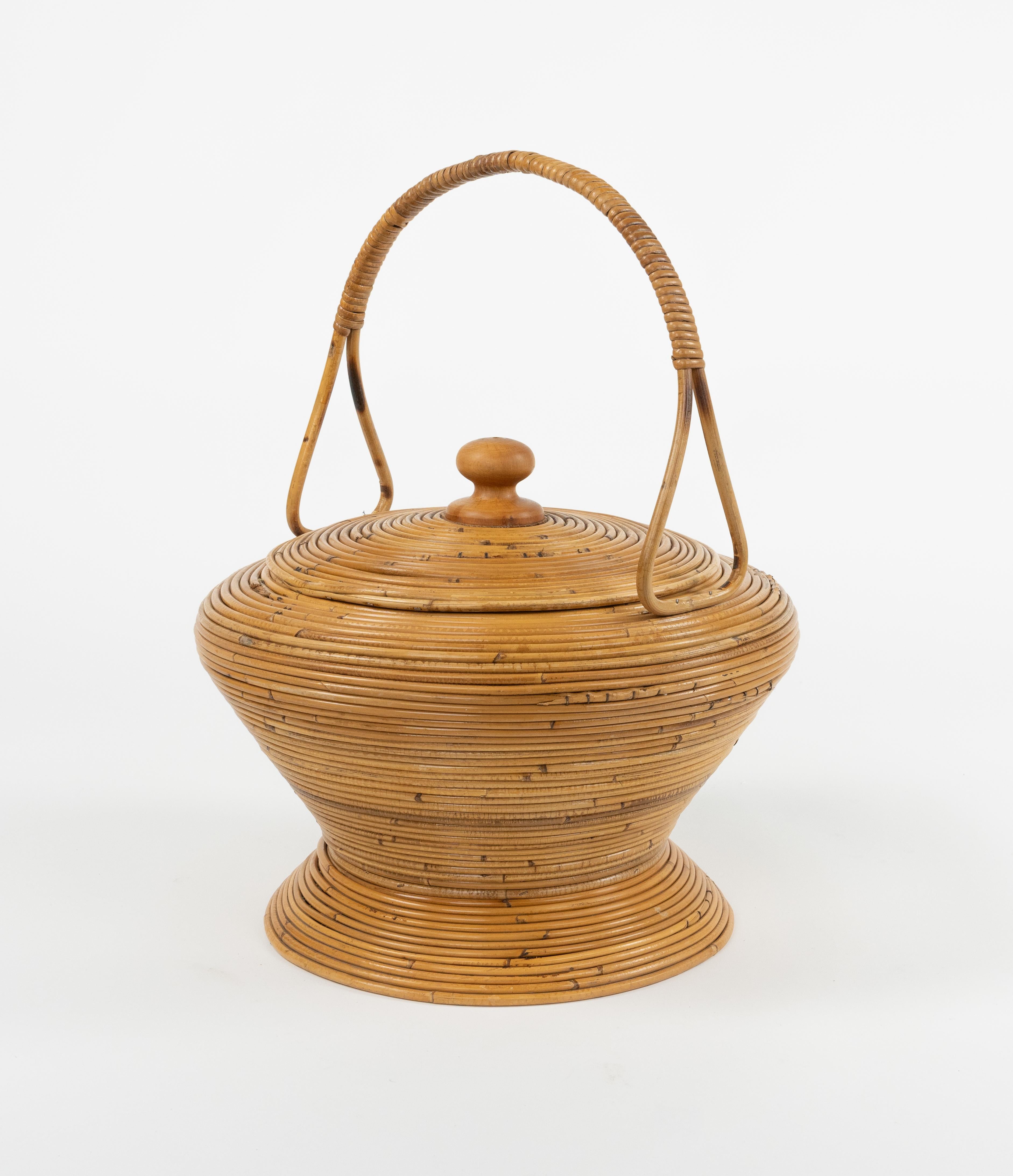 Midcentury amazing decorative basket in curved rattan with handle attributed to Vivai Del Sud.

Made in Italy in the 1960s.

Vivai del sud, Gabriella Crespi and Arpex were the three leading design studios in 1970s Italy specialized in this high-end