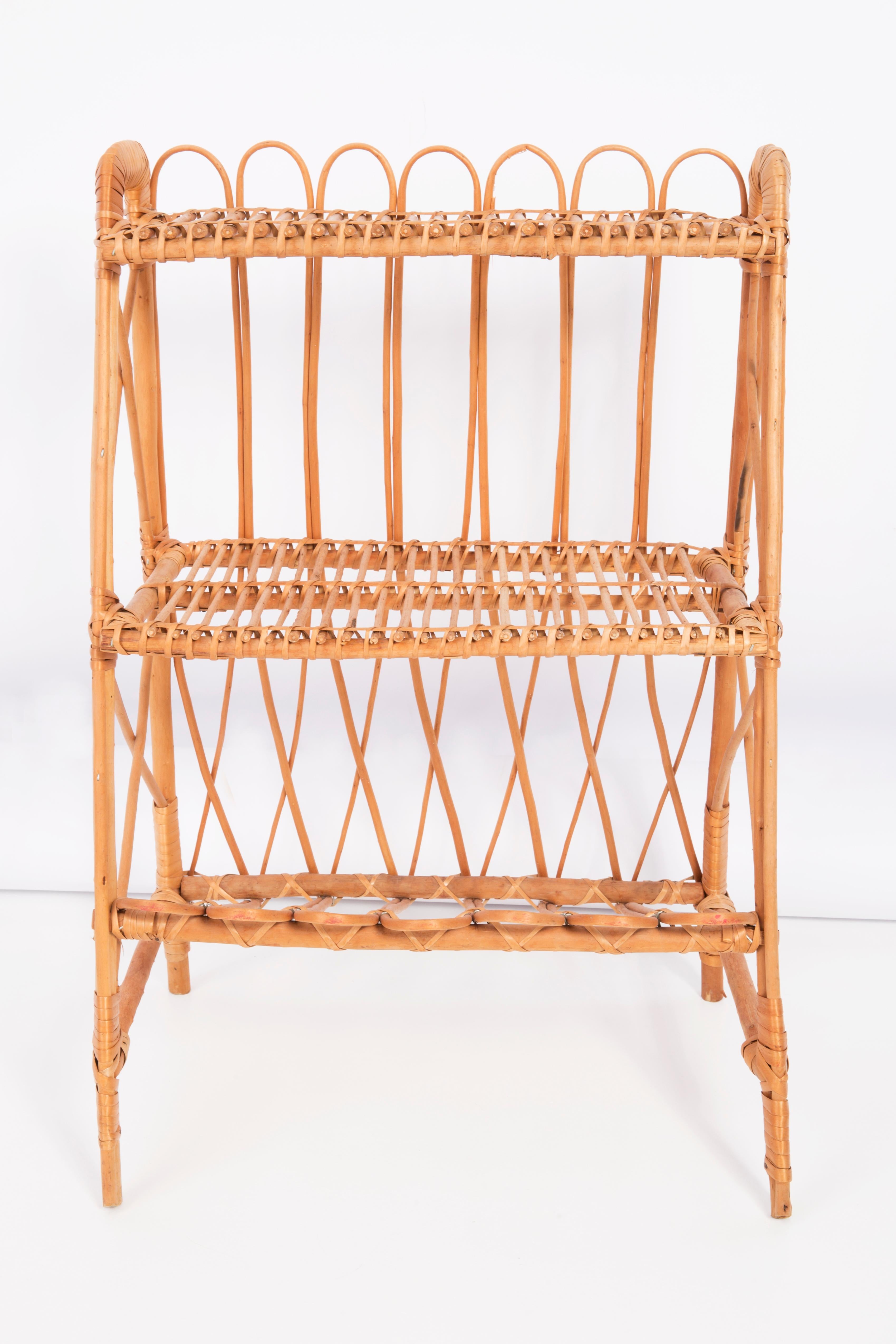 Peint à la main Guéridon en rotin à fleurs du milieu du siècle, table d'appoint, Allemagne, 1970 en vente