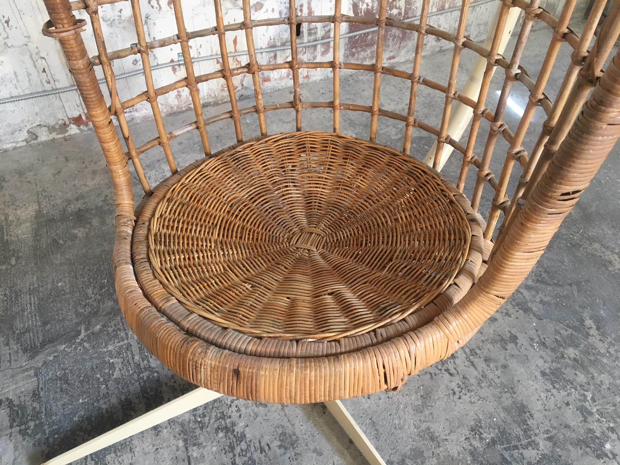 Midcentury Rattan Hanging Pod Chair with Stand (Ende des 20. Jahrhunderts)