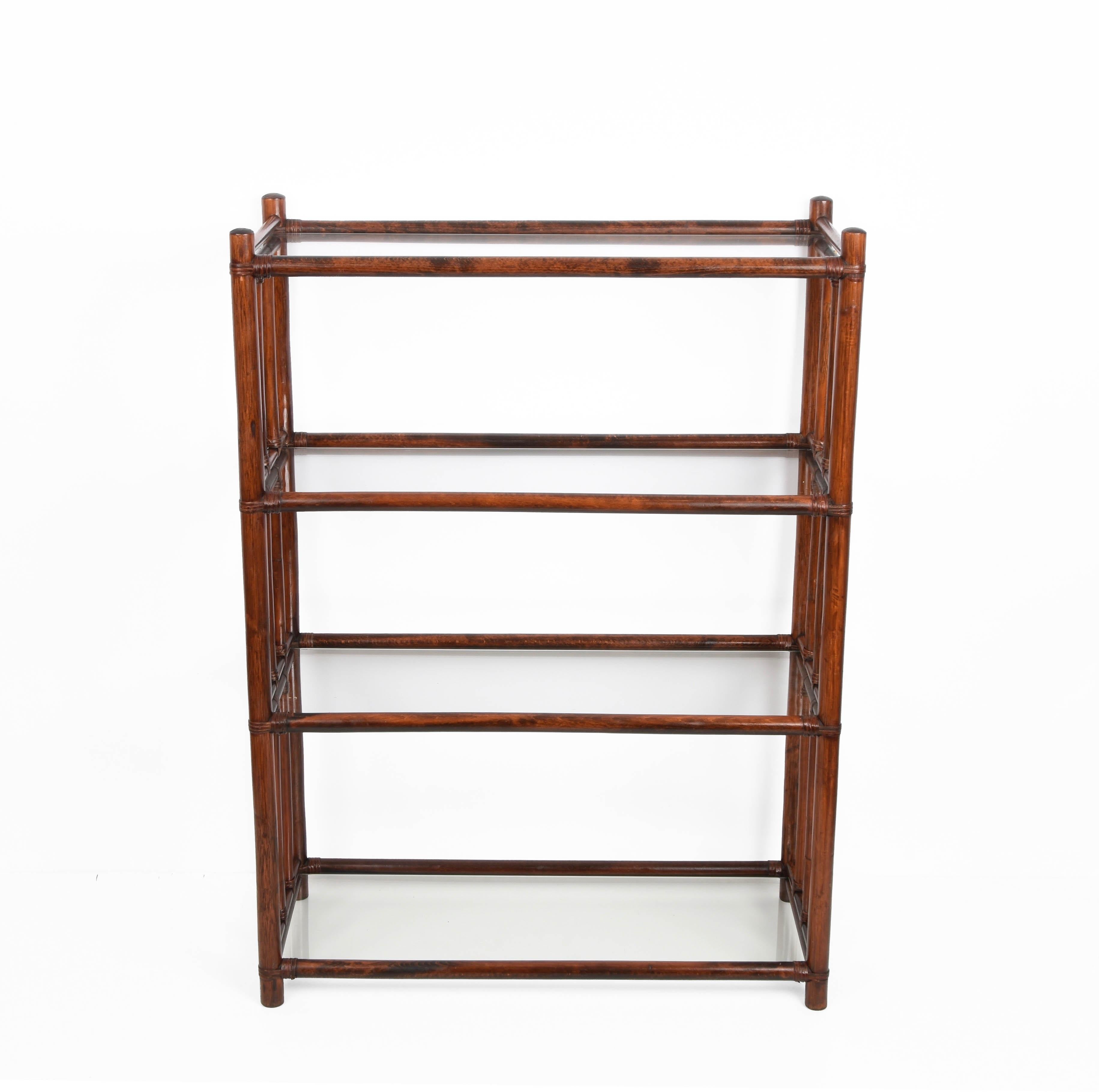 Amazing midcentury rattan bookcase with four crystal glass shelves. This amazing bookcase was produced in Italy during 1960s

This bookcase or étagère transmits elegant and delicate feelings. This piece is both solid, with meticulous eco-friendly