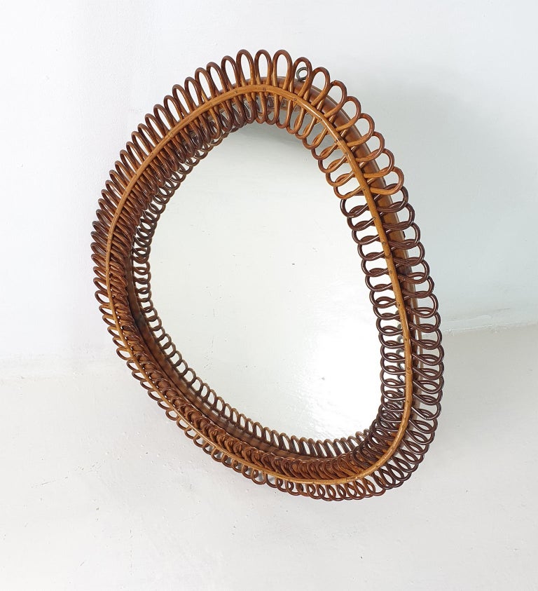 Midcentury drop-shaped rattan mirror in very nice original condition without damages.