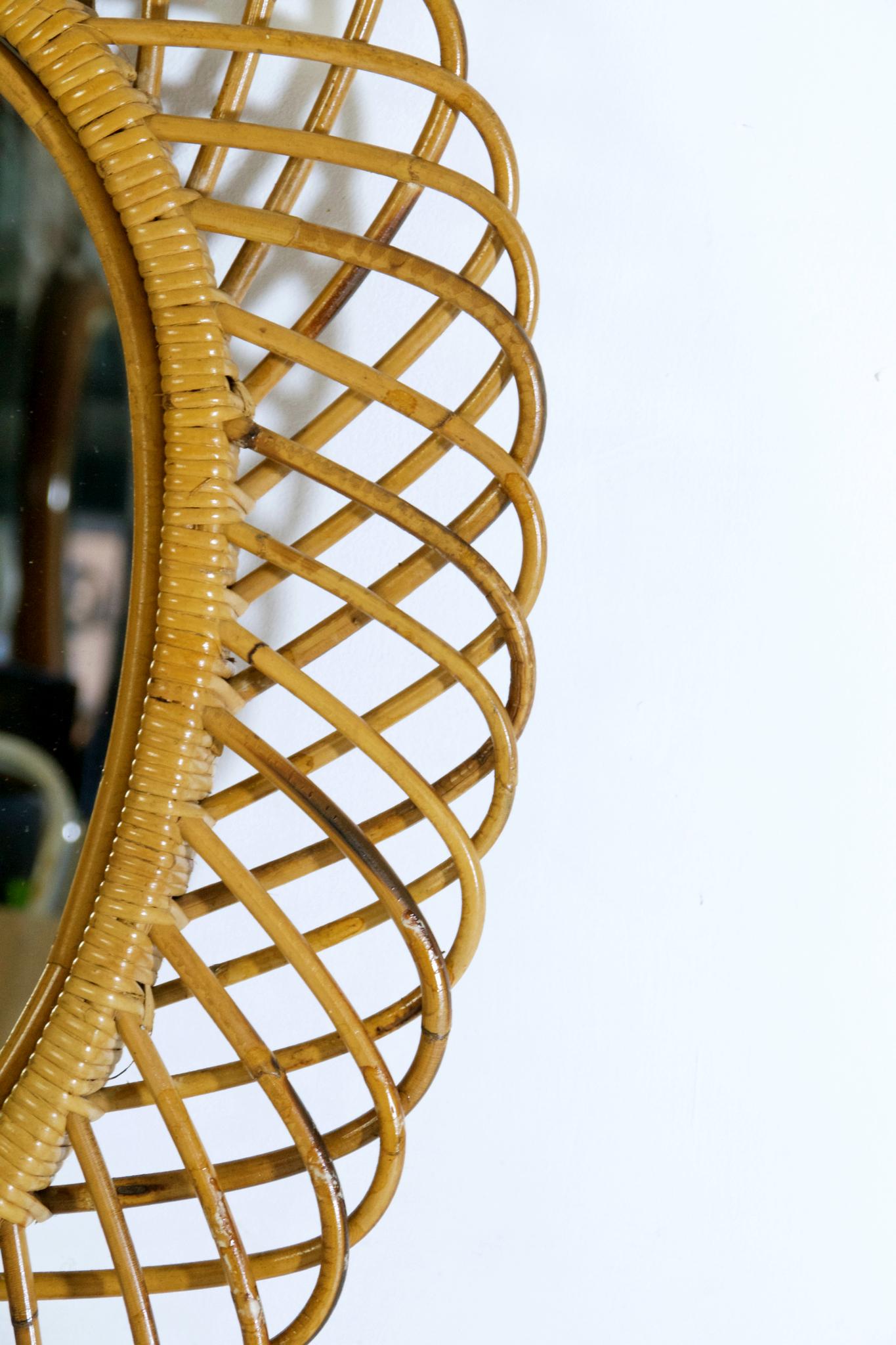 Specchio da parete in rattan italiano di metà secolo, realizzato a mano, in ottime condizioni originali e senza danni.