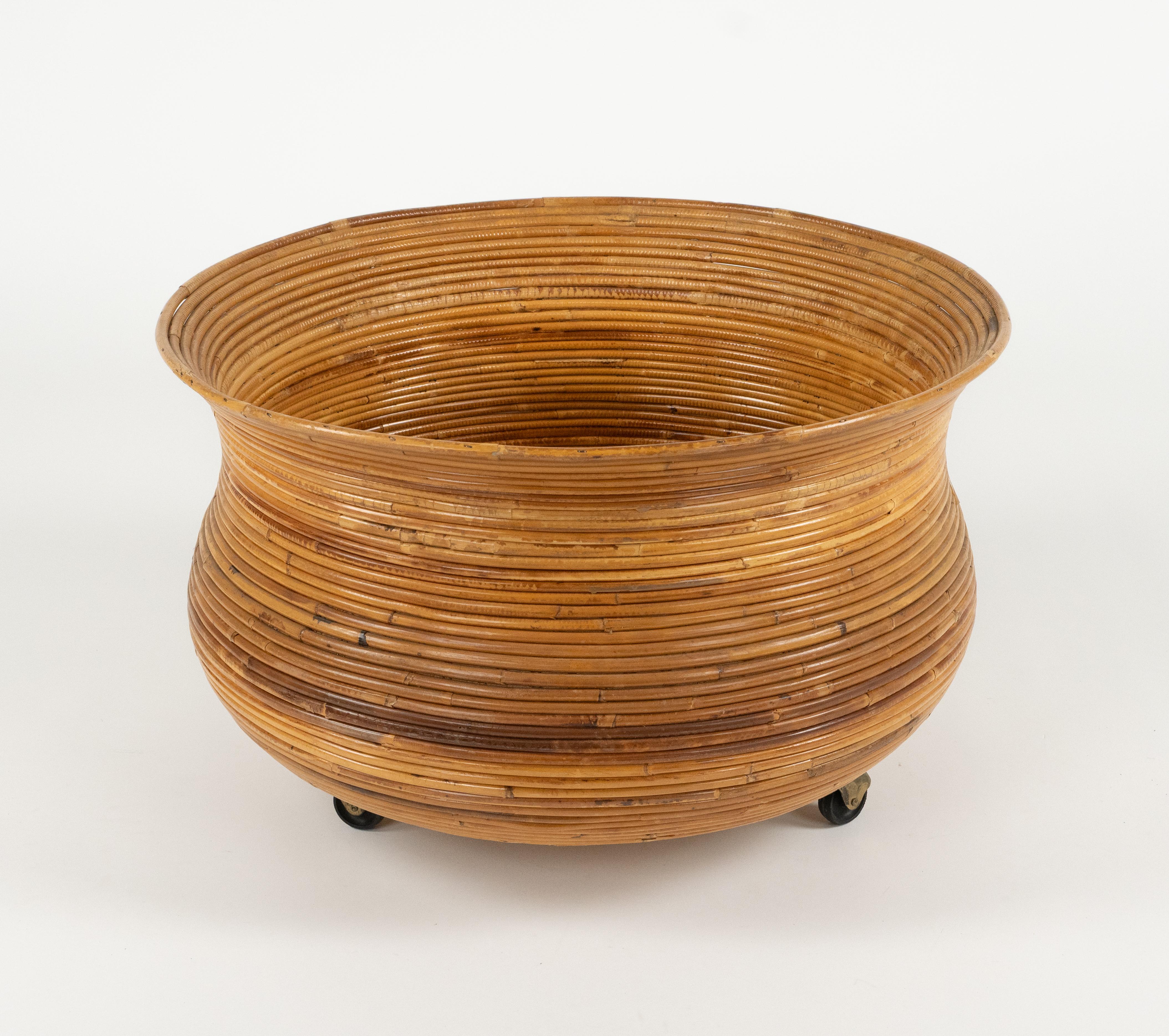 Metà XX secolo Portapiante o cesto in rattan del Medioevo Attribuito a Vivai del Sud, Italia anni '60 in vendita