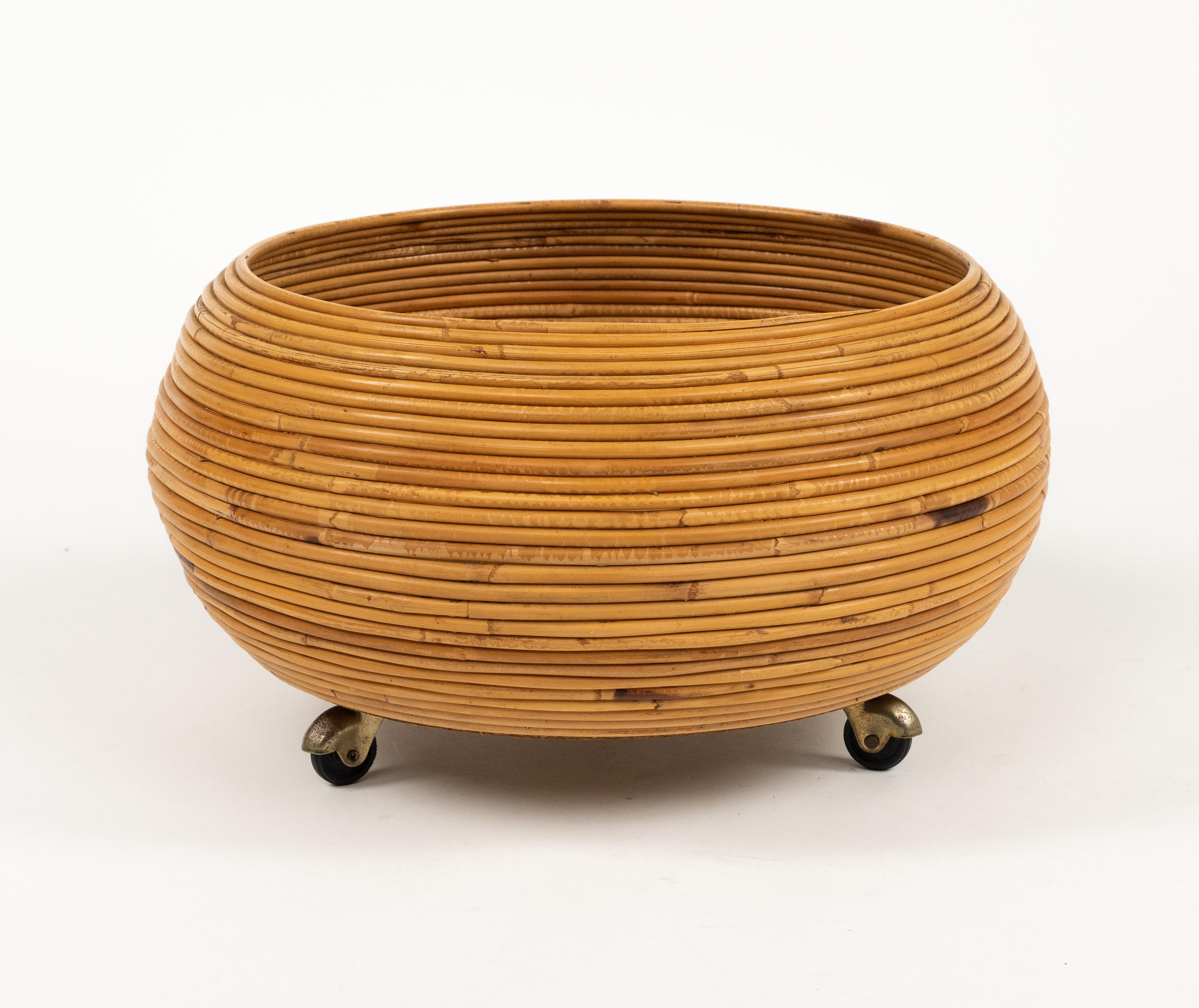 Bellissimo porta piante rotondo in rattan curvato con tre ruote nello stile di Vivai del Sud.

Prodotto in Italia negli anni '1960.

Vivai del Sud, Gabriella Crespi e Arpex erano i tre studi di design più importanti dell'Italia degli anni '60/'70