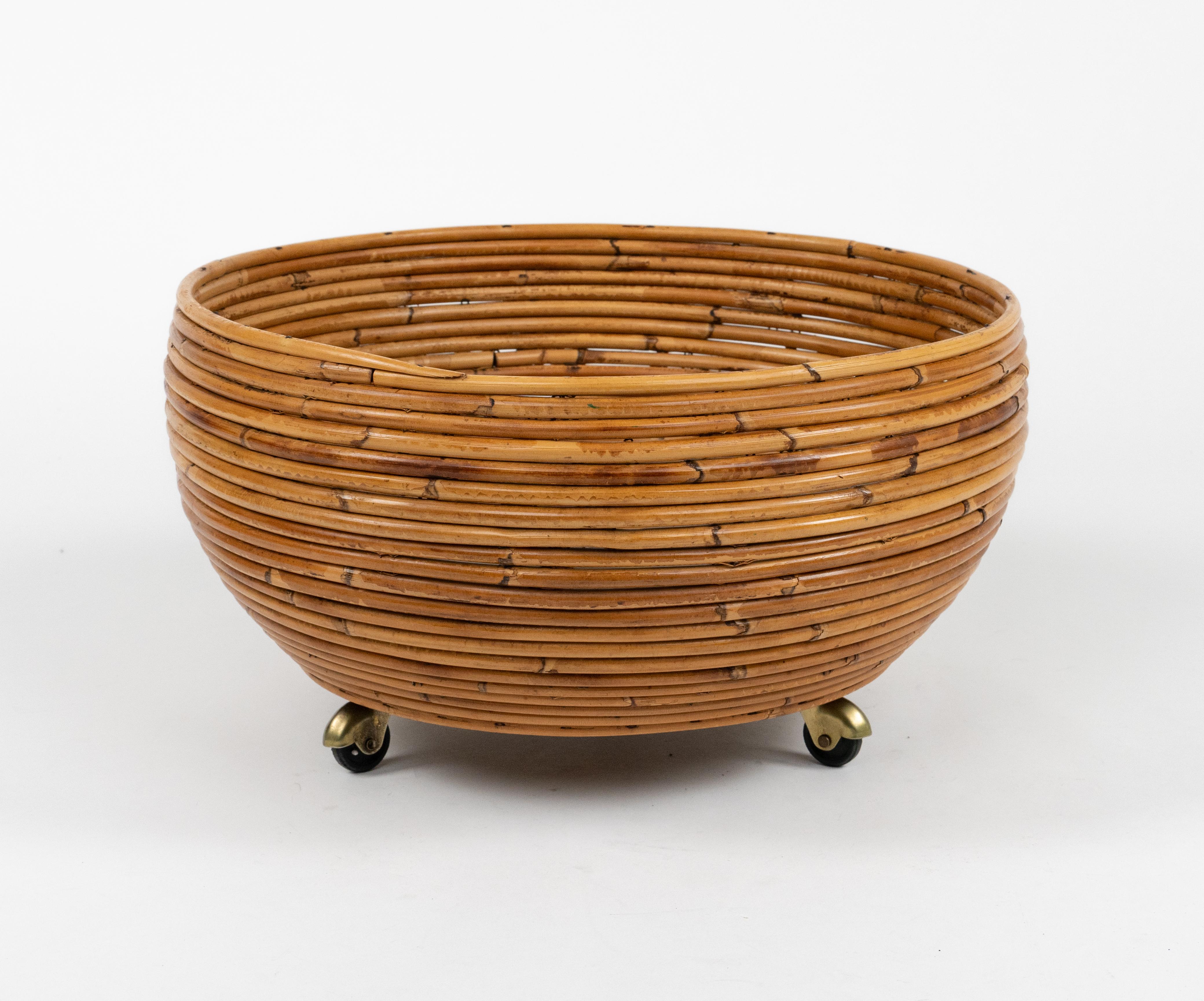 Bellissimo porta piante rotondo in rattan curvato con tre ruote nello stile di Vivai del Sud.  

Prodotto in Italia negli anni '1960.  

Vivai del Sud, Gabriella Crespi e Arpex erano i tre studi di design più importanti dell'Italia degli anni