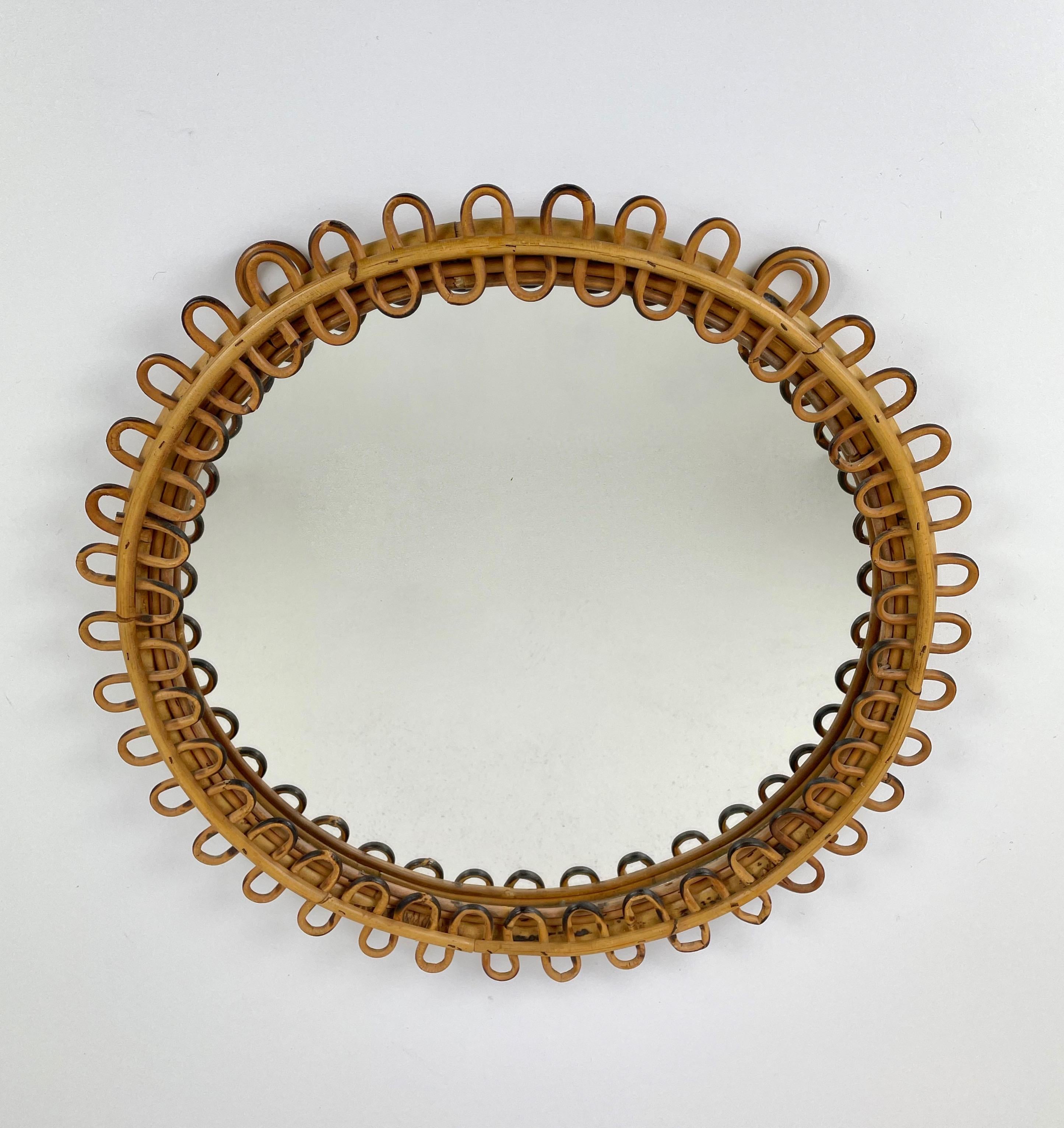 Rattan round wall mirror. 

Made in Italy, circa 1960.