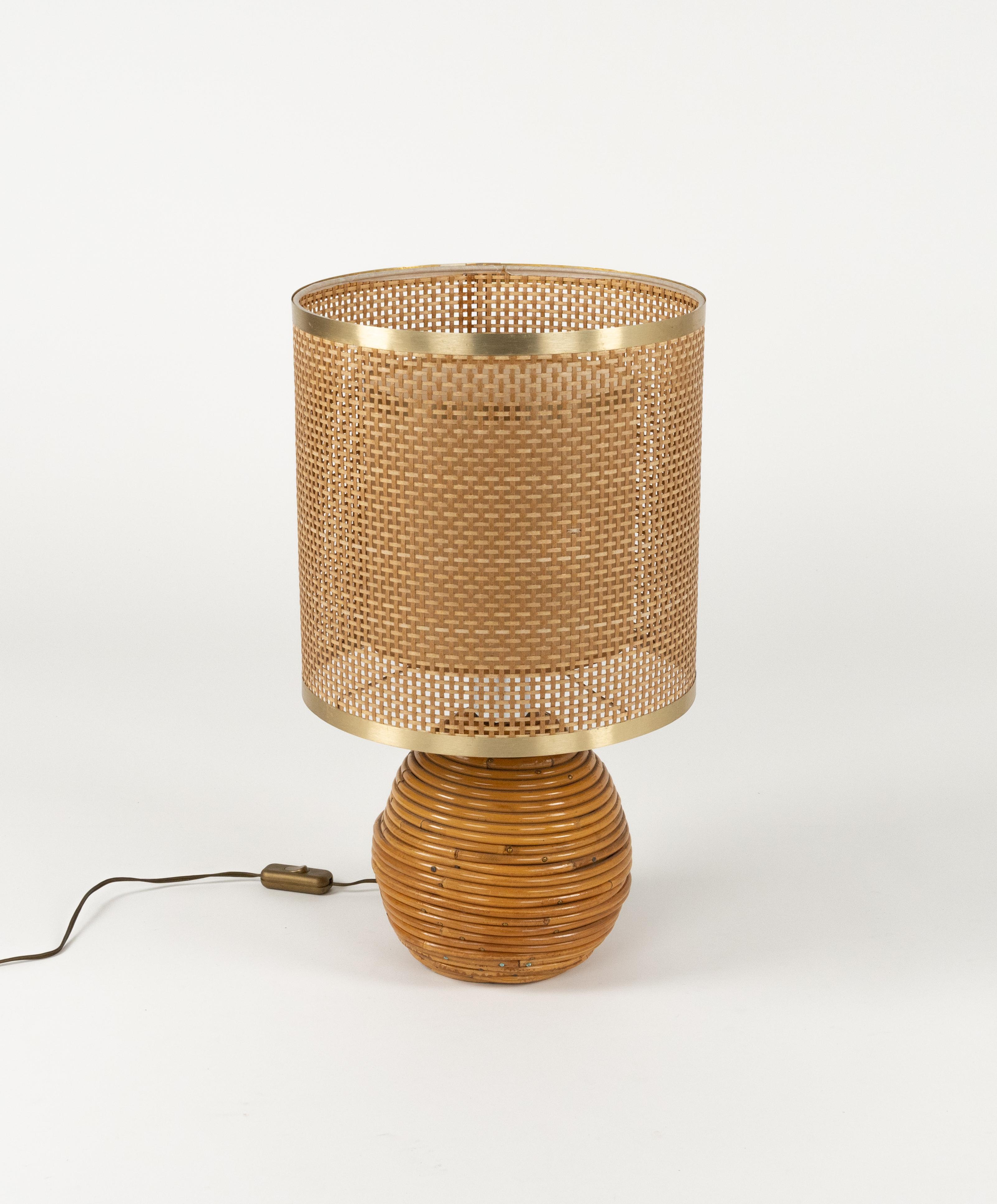 Midcentury amazing table lamp in curved rattan and chrome whit lampshade in wicker by Vivai Del Sud.

Made in Italy in the 1970s.

Vivai del sud, Gabriella Crespi and Arpex were the three leading design studios in 1970s Italy specialized in this