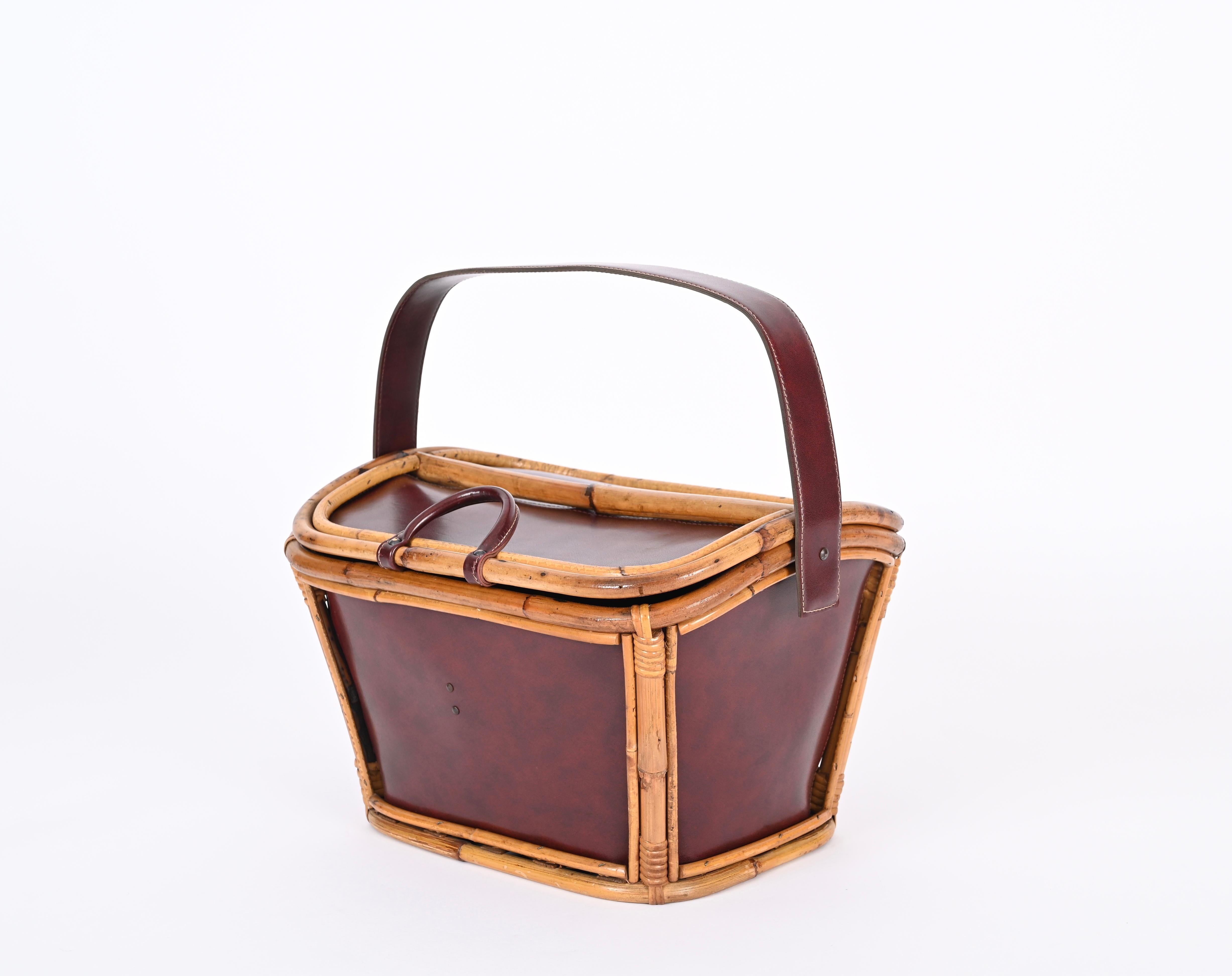 Stunning Mid-Century decorative basket bag fully made in curved rattan, bamboo, wicker and leather. This fantastic piece was made in Italy during the 1960s.

This astonishing item has a rectangular structure in curved rattan and hand-woven wicker