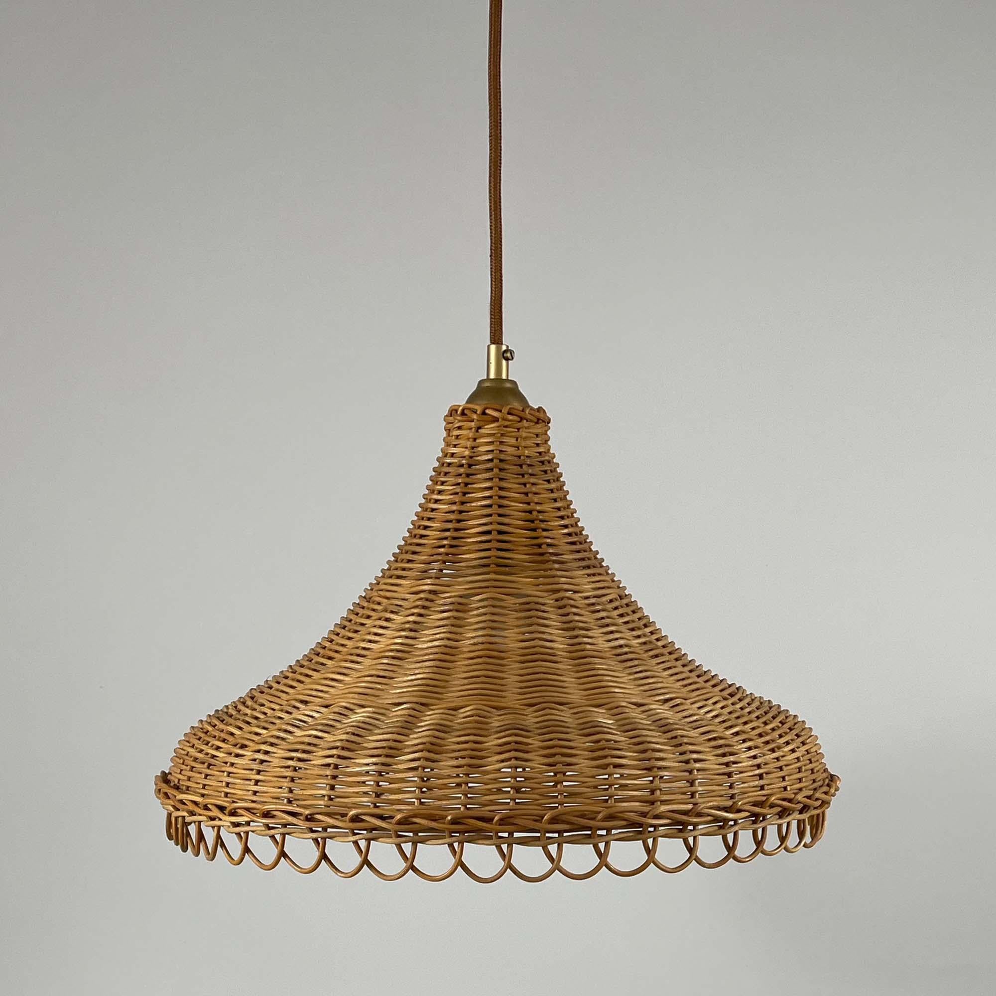 This rattan pendant or suspension light was designed and manufactured in Italy in the 1960s. It features a large tulip shaped lampshade, brown fabric cord and a rattan canopy.

The light has been rewired for use in US and any other country of the