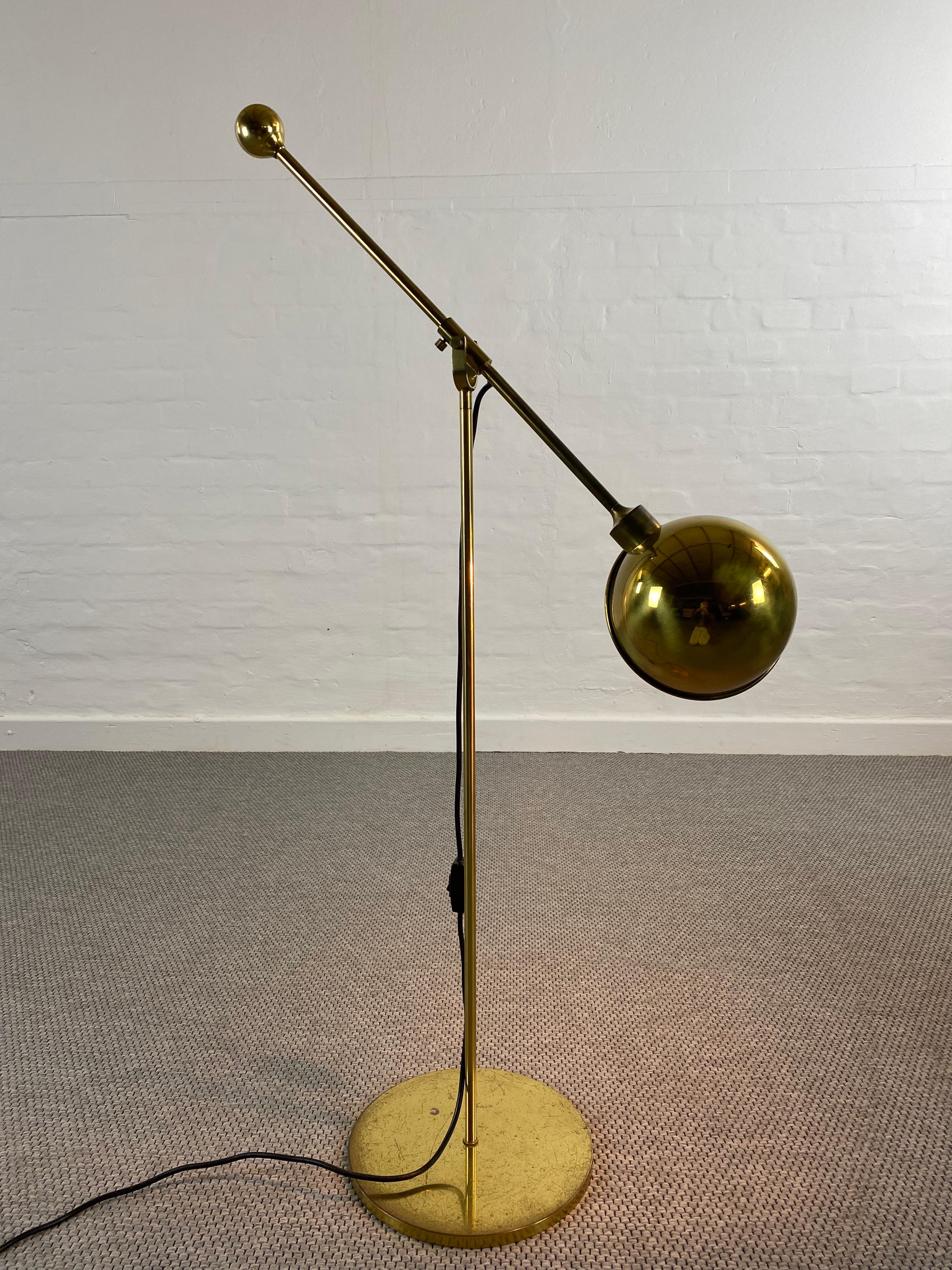 Midcentury Reading Lamp in Solid Brass with Counterbalance by Florian Schulz For Sale 7