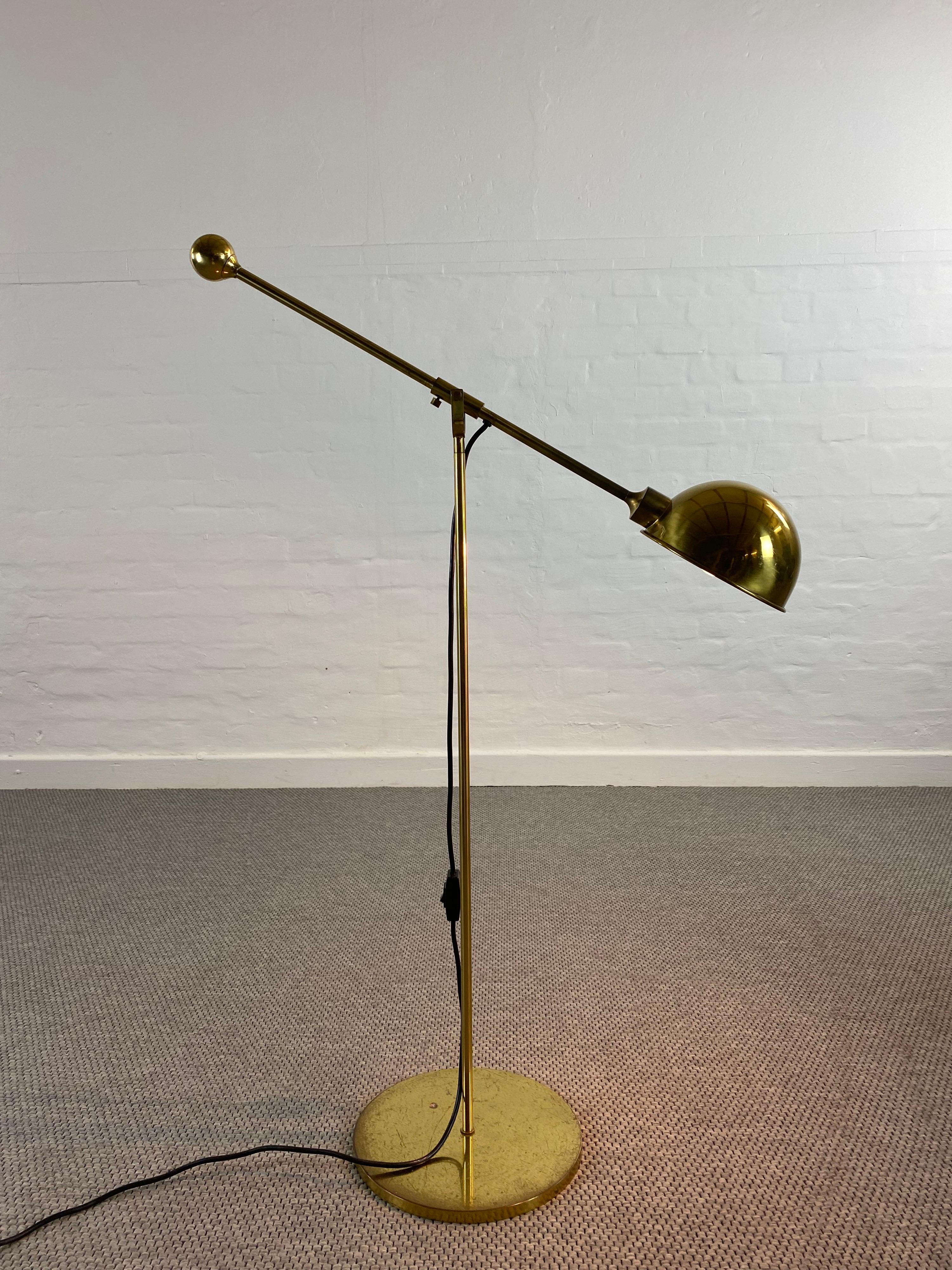 Midcentury Reading Lamp in Solid Brass with Counterbalance by Florian Schulz For Sale 8