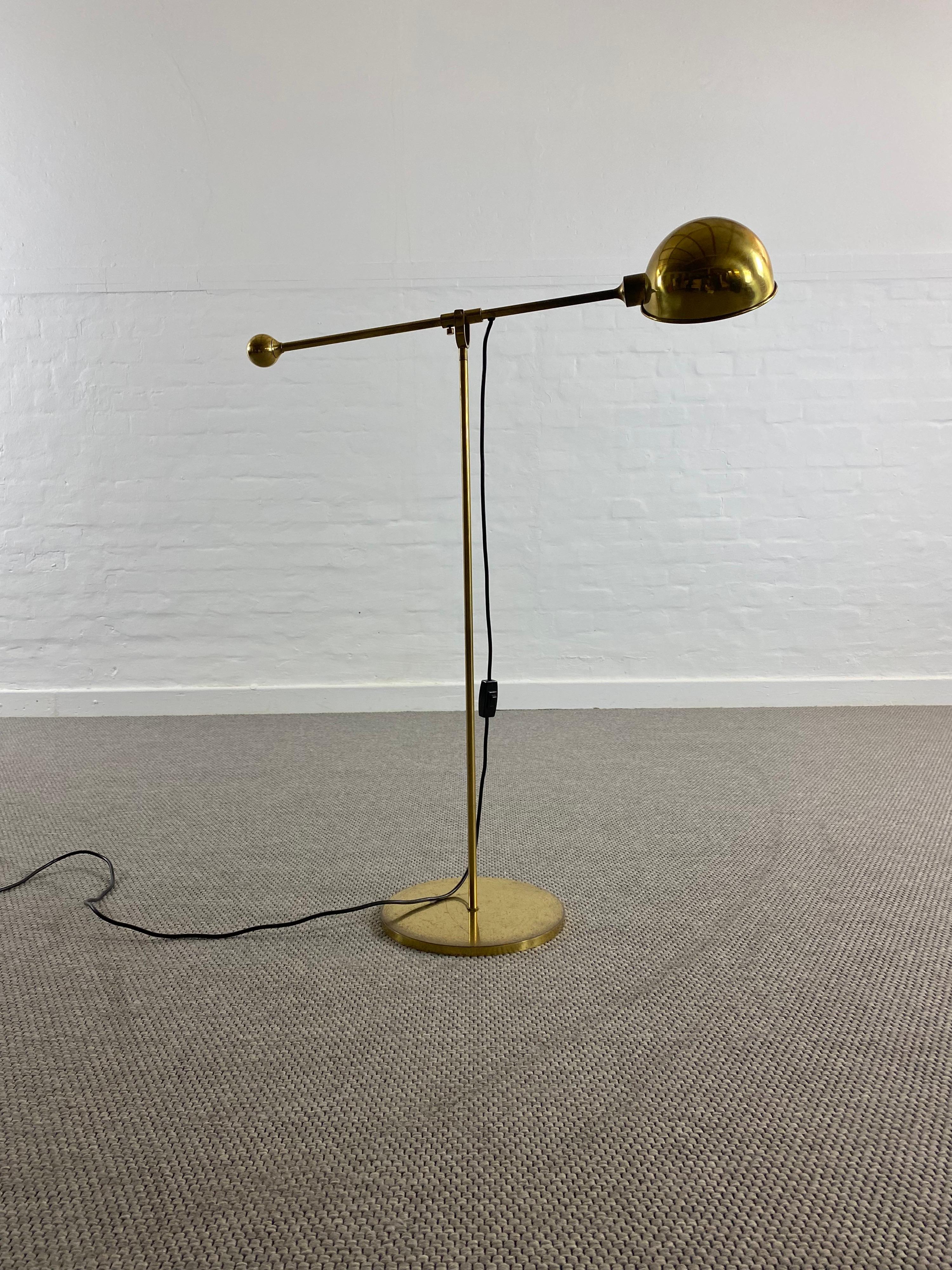 Midcentury Reading Lamp in Solid Brass with Counterbalance by Florian Schulz For Sale 10