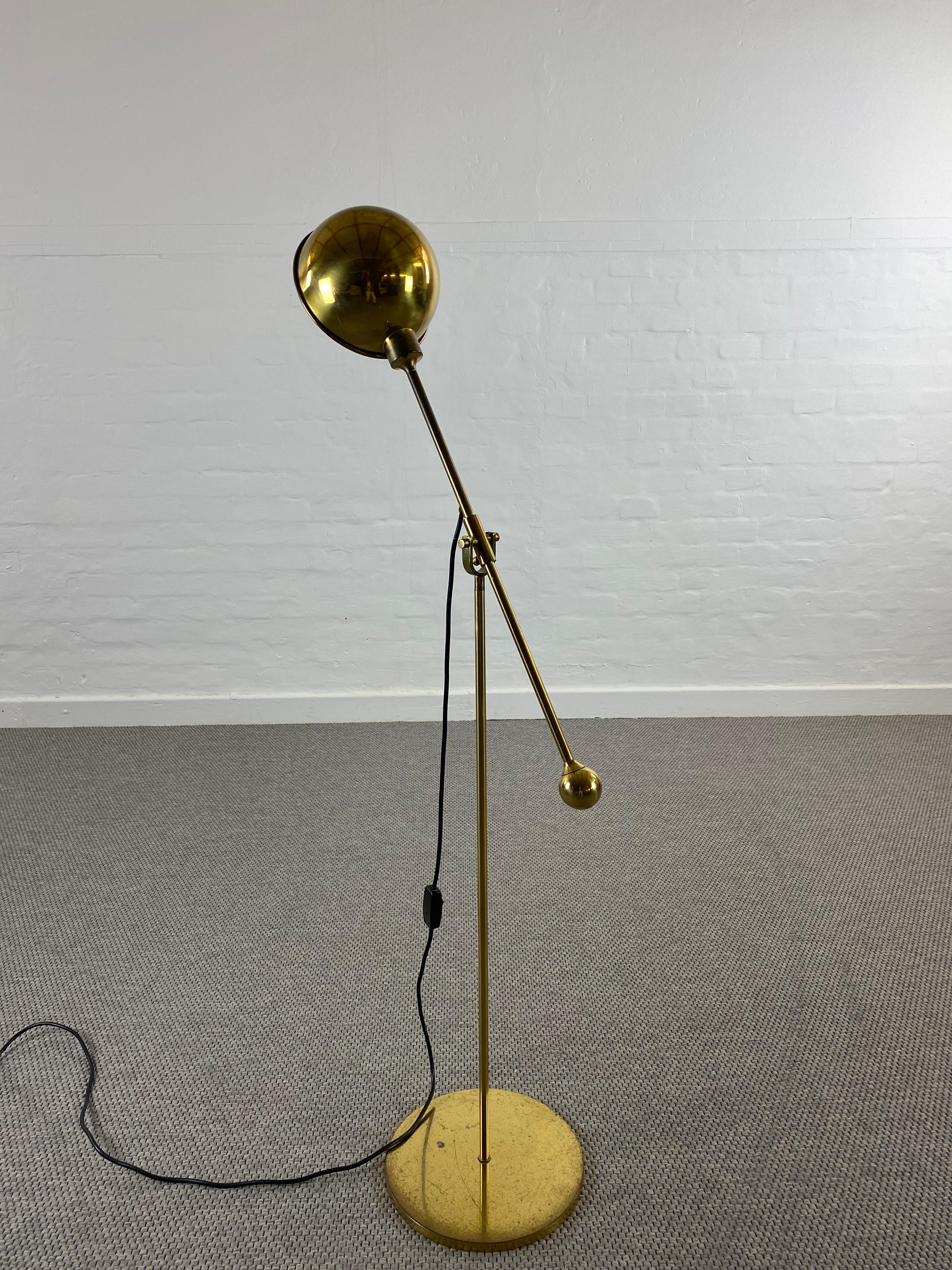 Un très rare et ancien lampadaire en laiton massif avec contrepoids par Florian Schulz .
L'abat-jour et le bras de la lampe peuvent être tournés pour permettre de changer la direction de la lumière.

Grâce au bras pivotant de la lampe, la hauteur