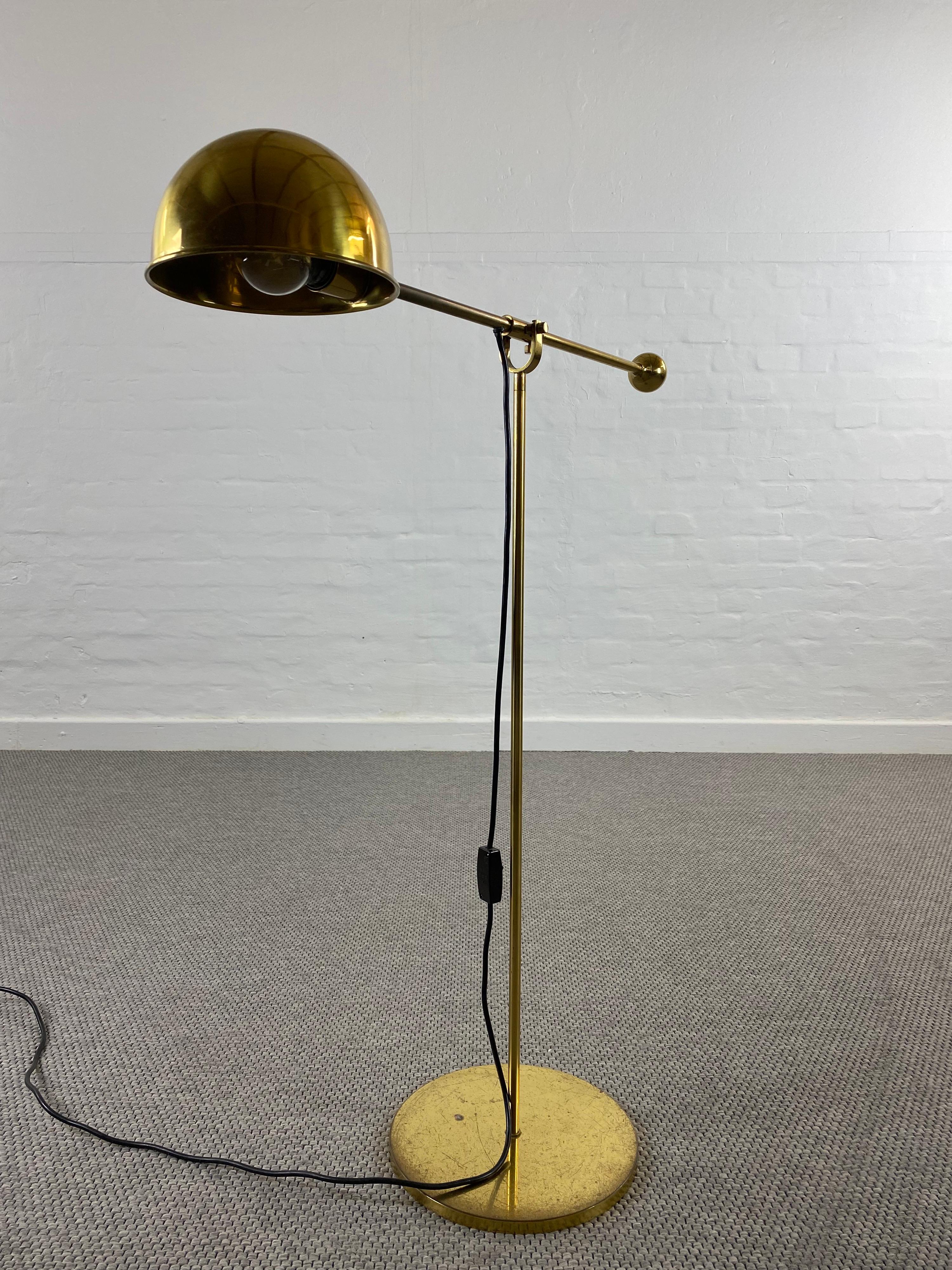 Mid-Century Modern Lampe de lecture du milieu du siècle dernier en laiton massif avec contrepoids par Florian Schulz en vente